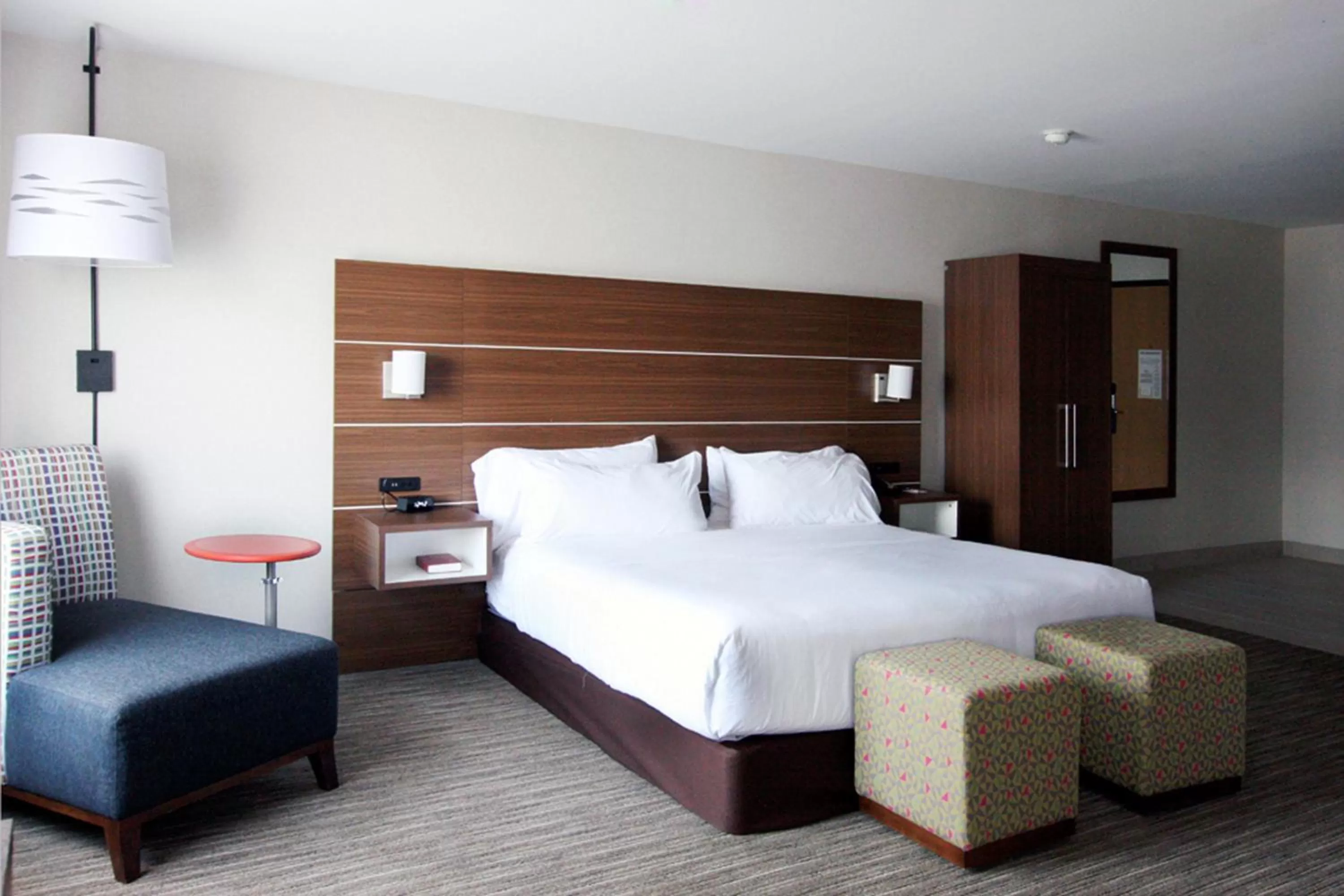Photo of the whole room, Bed in Holiday Inn Express Branford-New Haven by IHG
