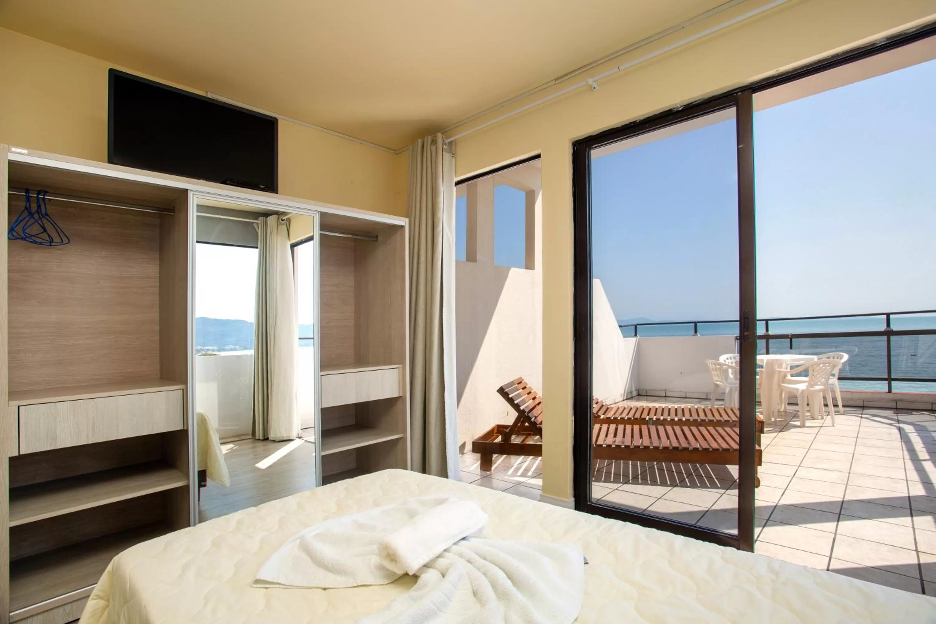Balcony/Terrace, Bed in Hotel Vila Mar