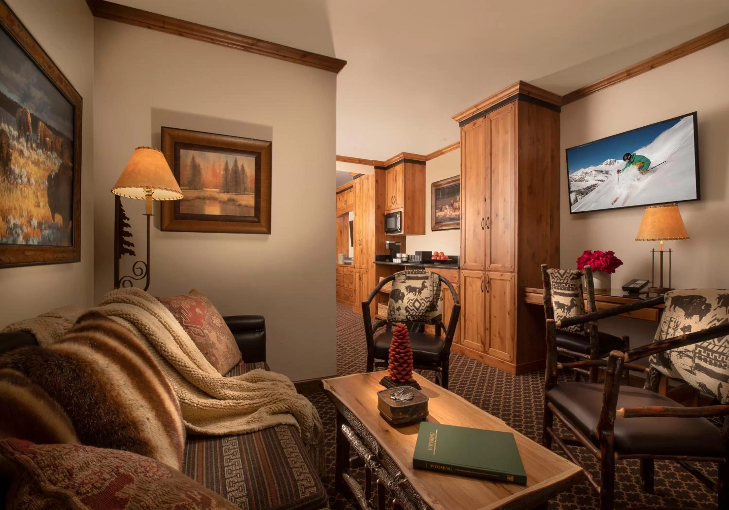 Living room in Parkway Inn of Jackson Hole