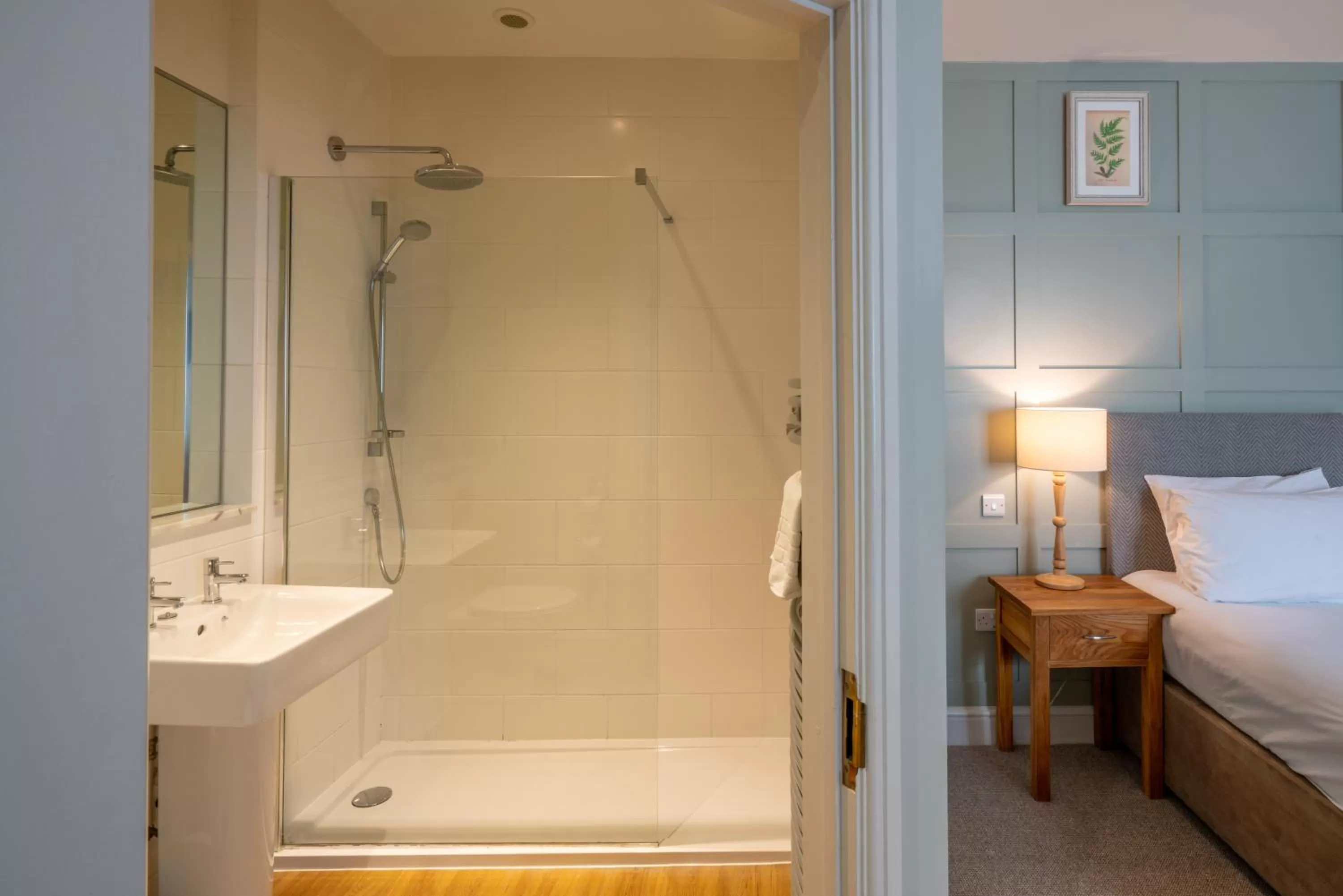 Bathroom, Bed in The Kings Arms Hotel