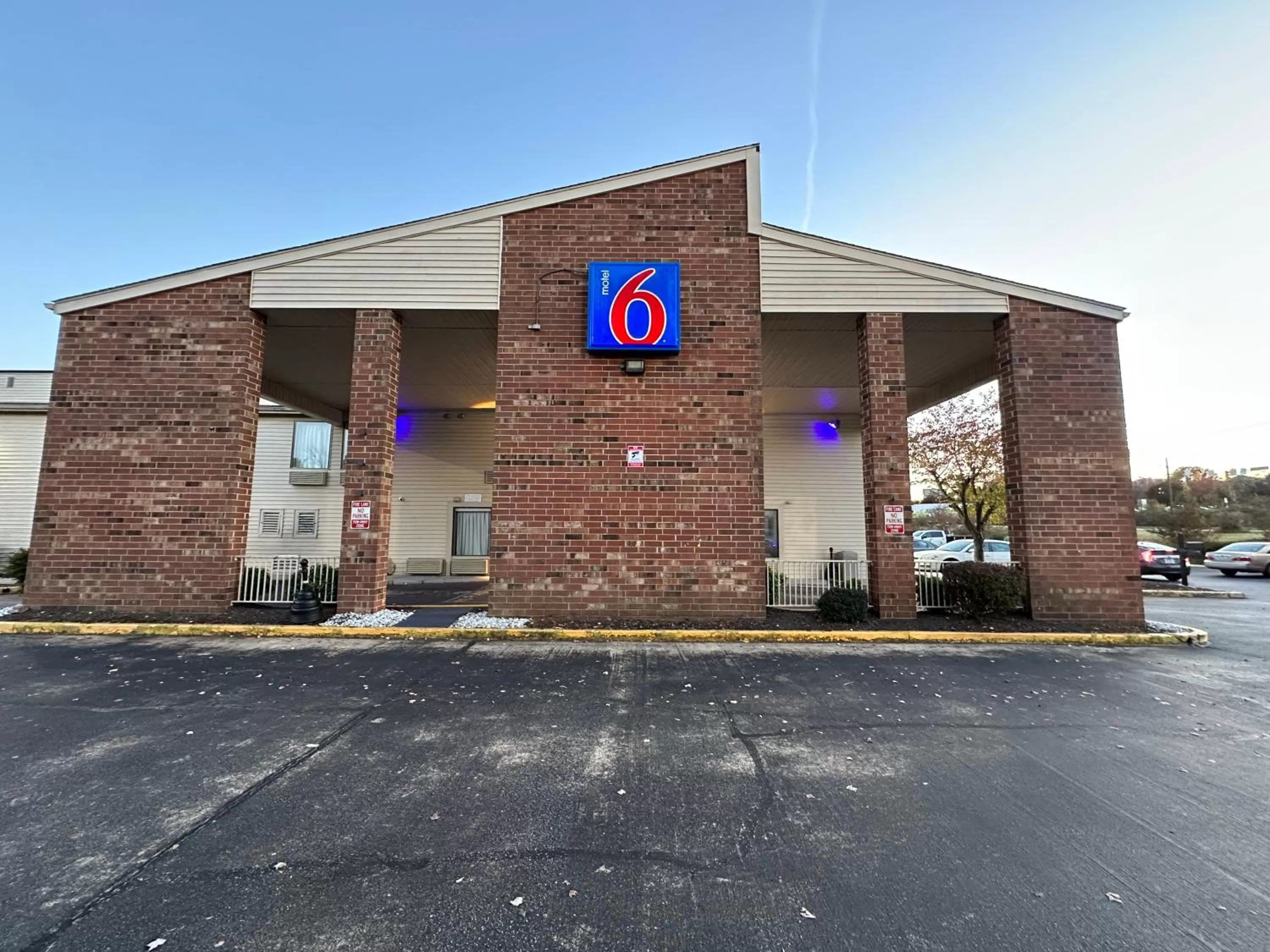 Property building in Motel 6-Greensboro, NC - Airport