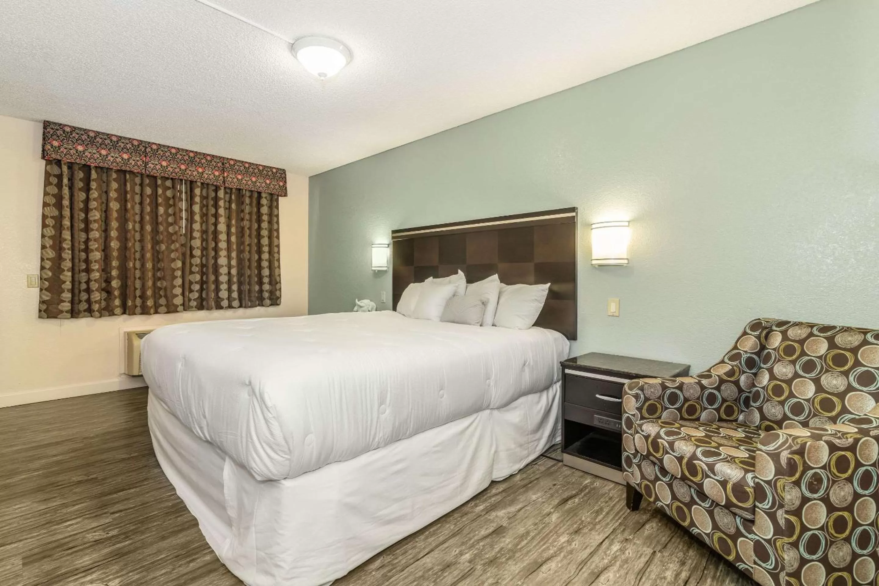 Photo of the whole room, Bed in Rodeway Inn On Historic Route 66