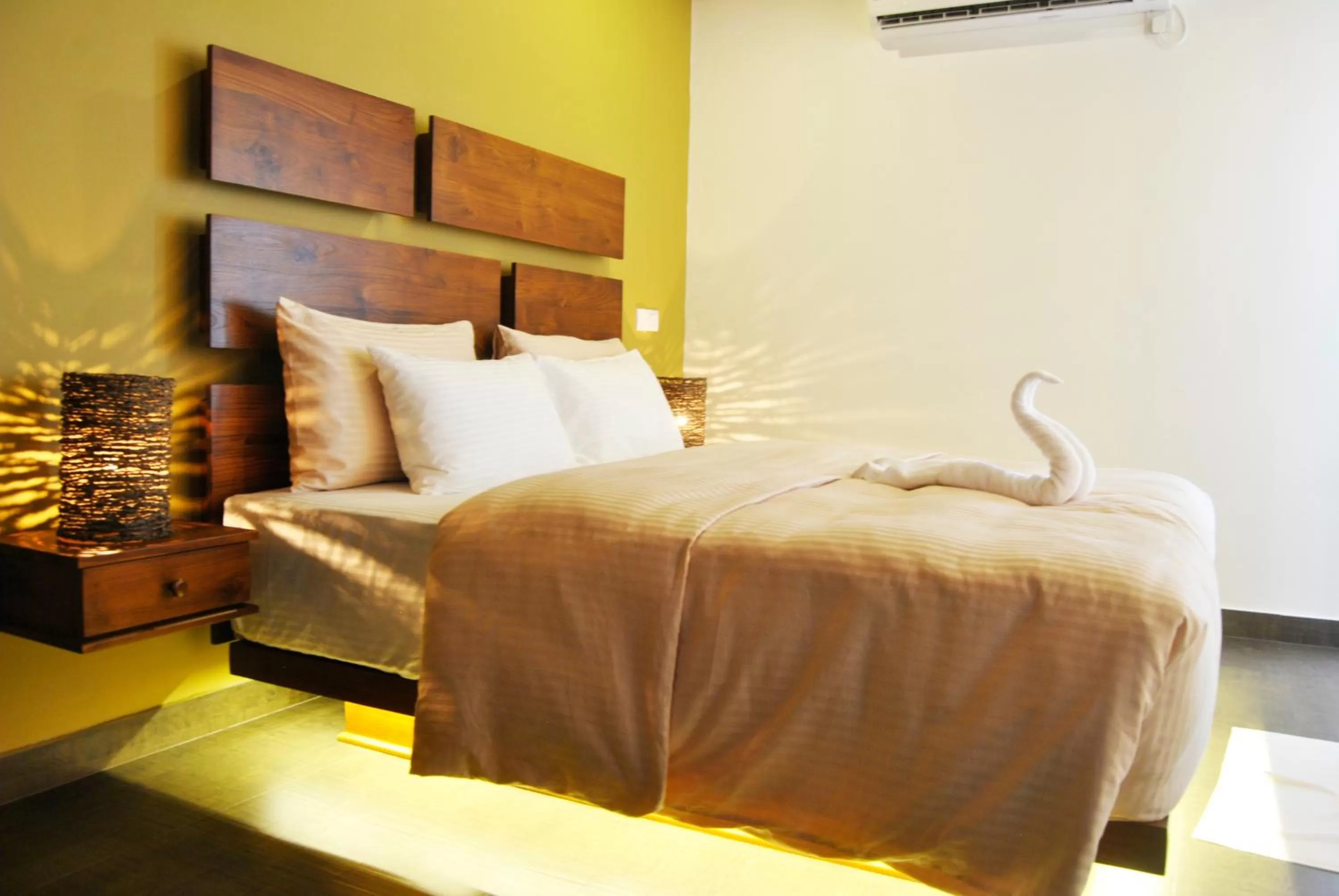 Bedroom, Bed in The Canoe