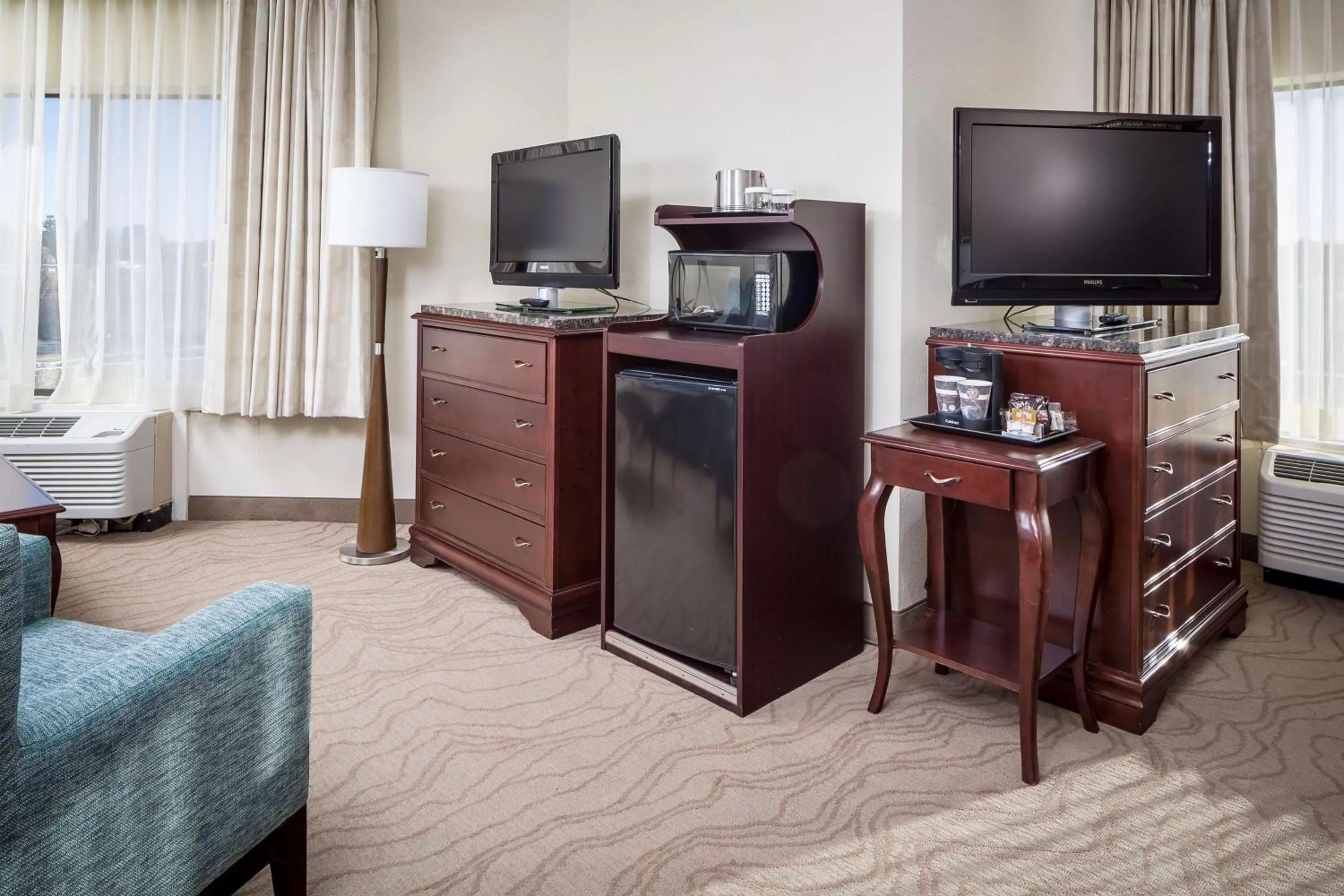 Living room in DoubleTree by Hilton Boston-Milford