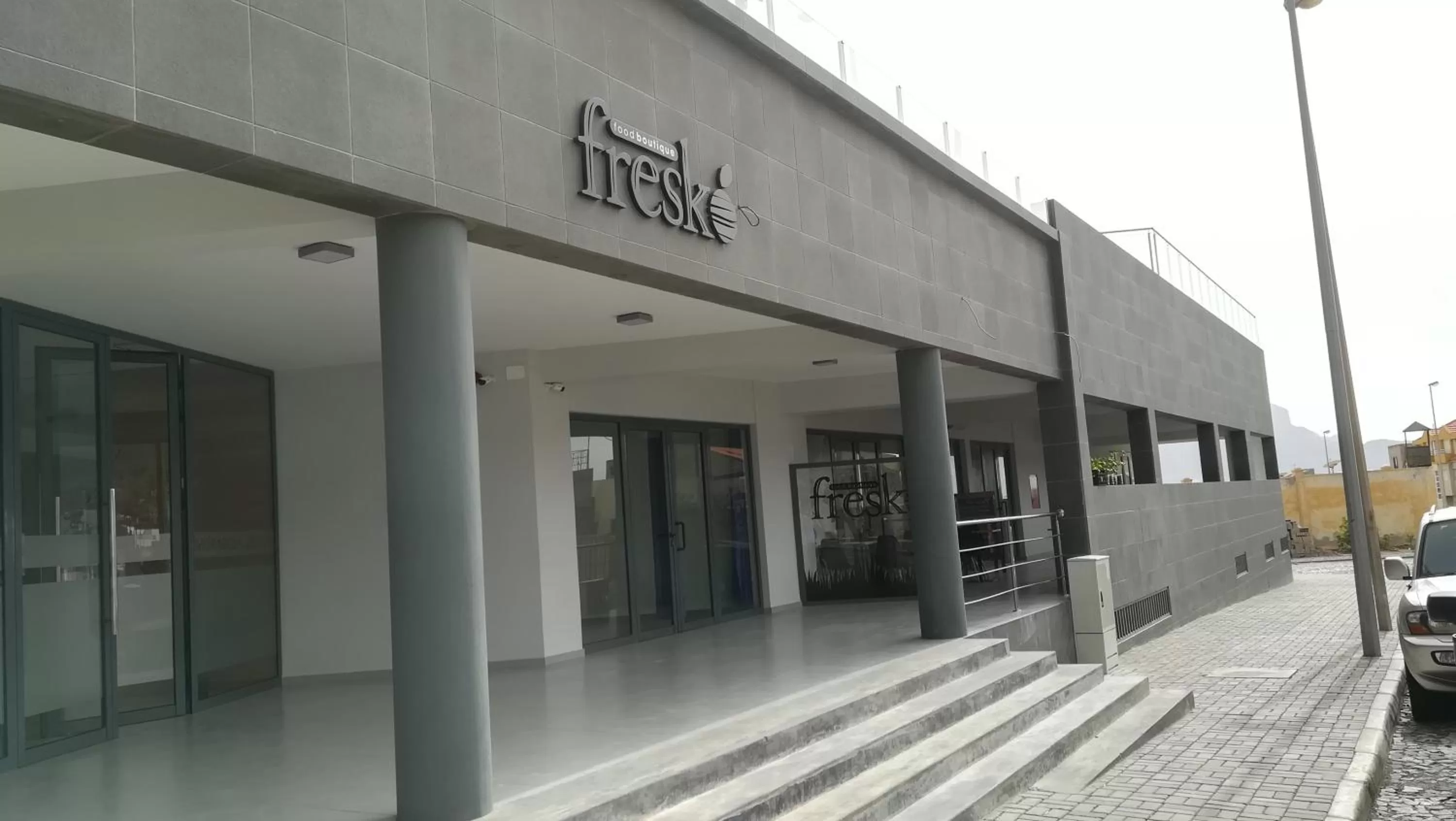 Restaurant/places to eat in Basic Hotel