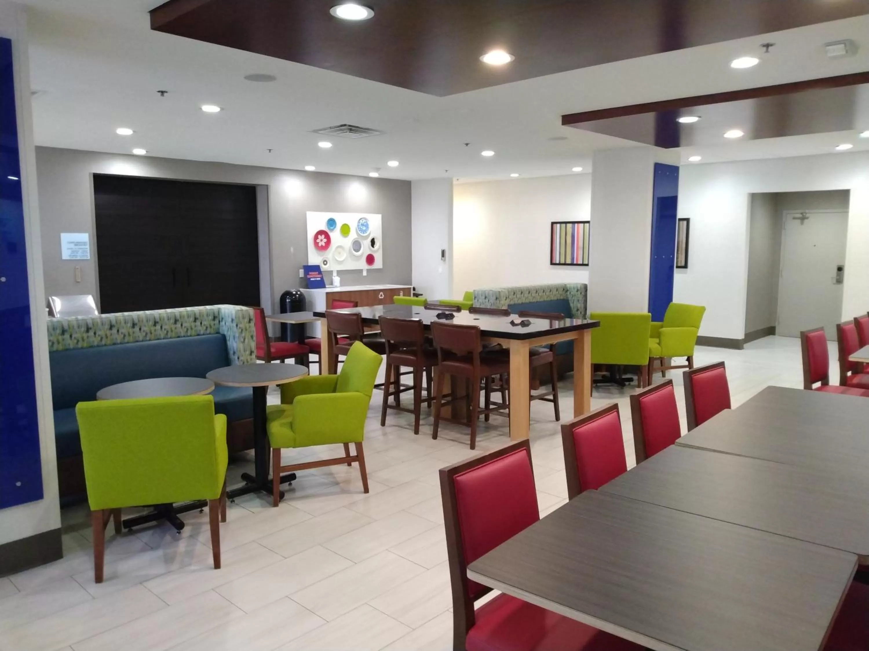 Communal lounge/ TV room in Holiday Inn Express Hotel & Suites Albuquerque Midtown by IHG