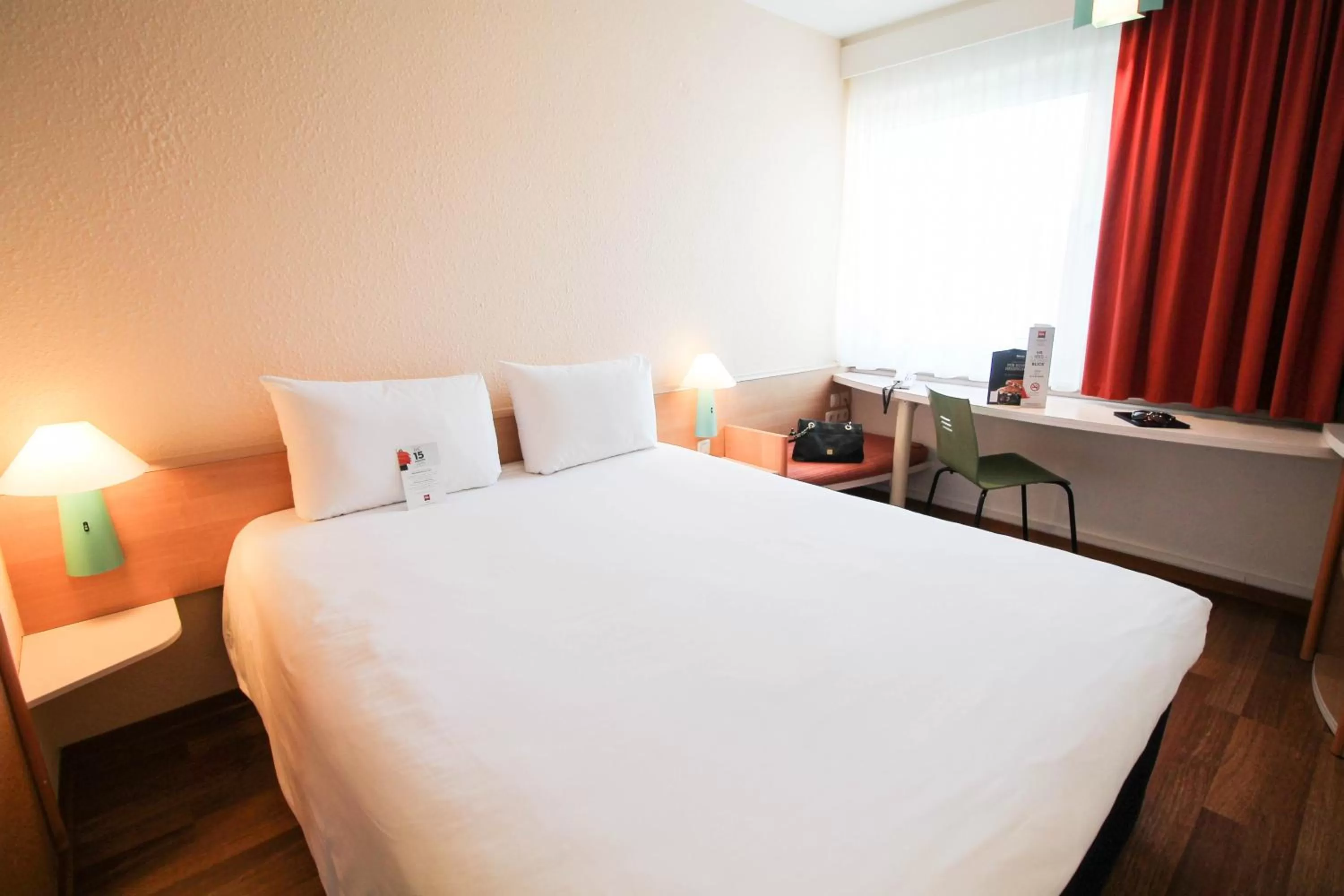 Bed in ibis Hotel Düsseldorf Hauptbahnhof