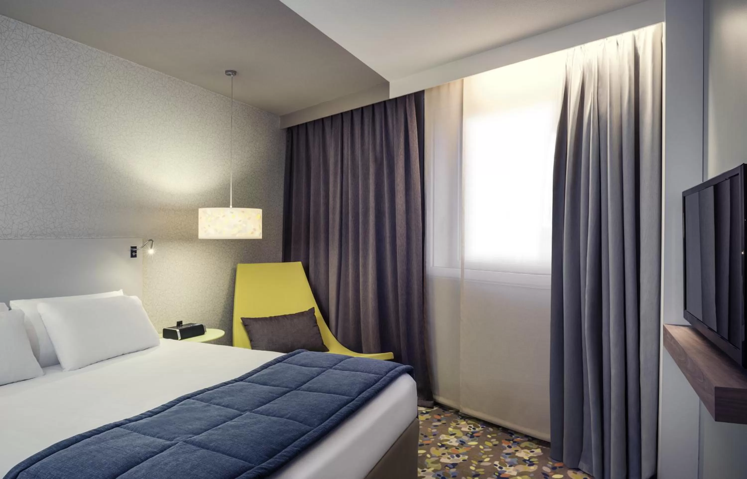 Bed in Mercure Paris Val de Fontenay