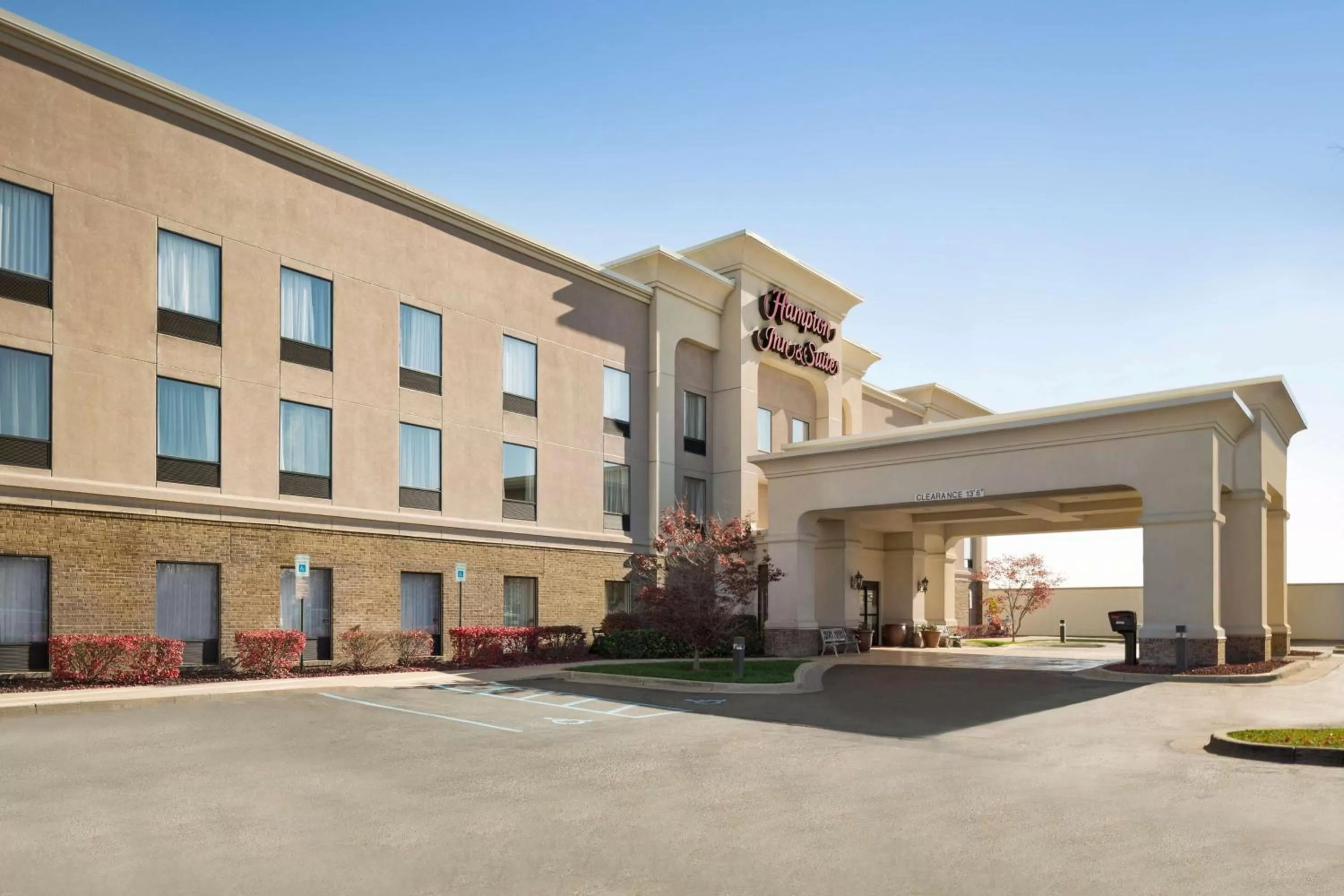 Property building in Hampton Inn & Suites Detroit Sterling Heights