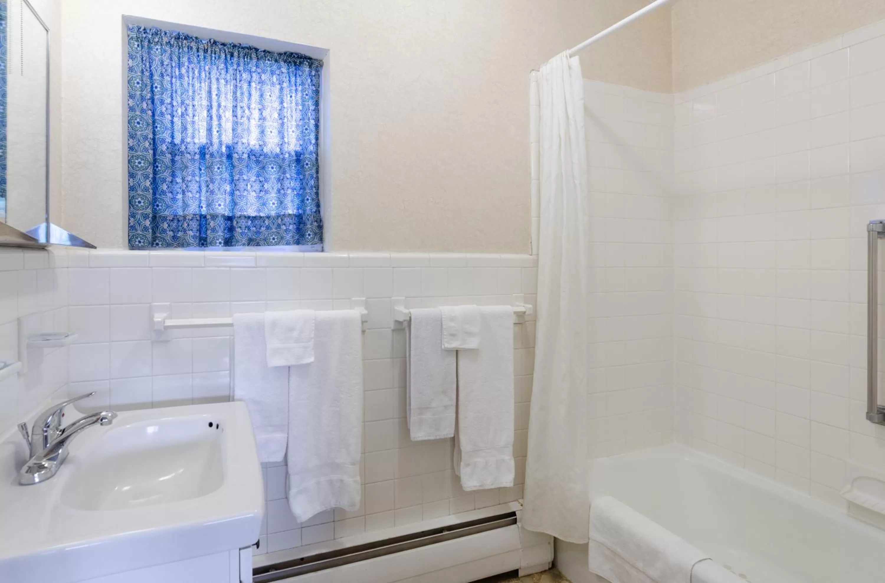 Bathroom in Knob Hill Motor Lodge