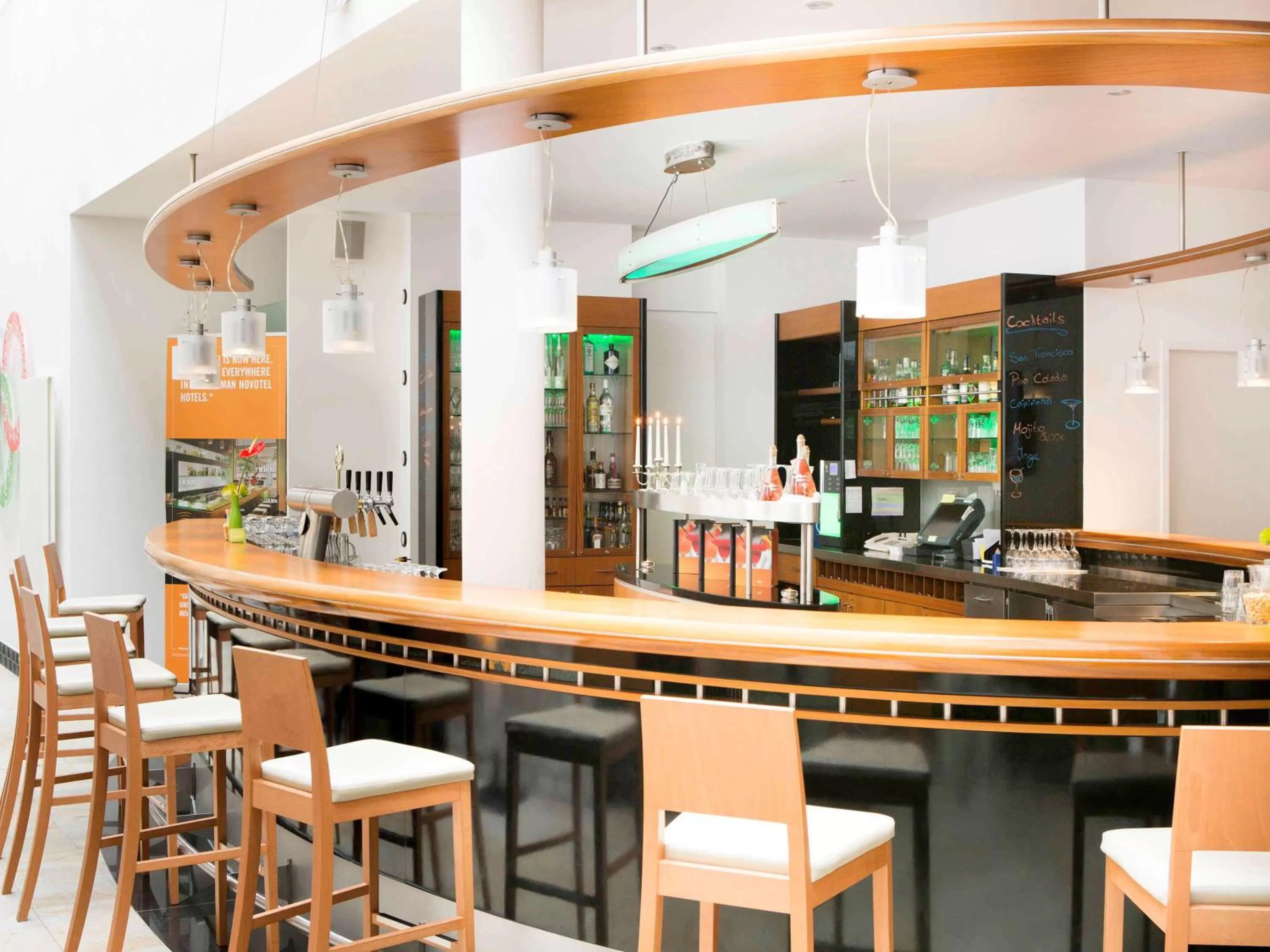 Lounge or bar in NOVOTEL Hildesheim City