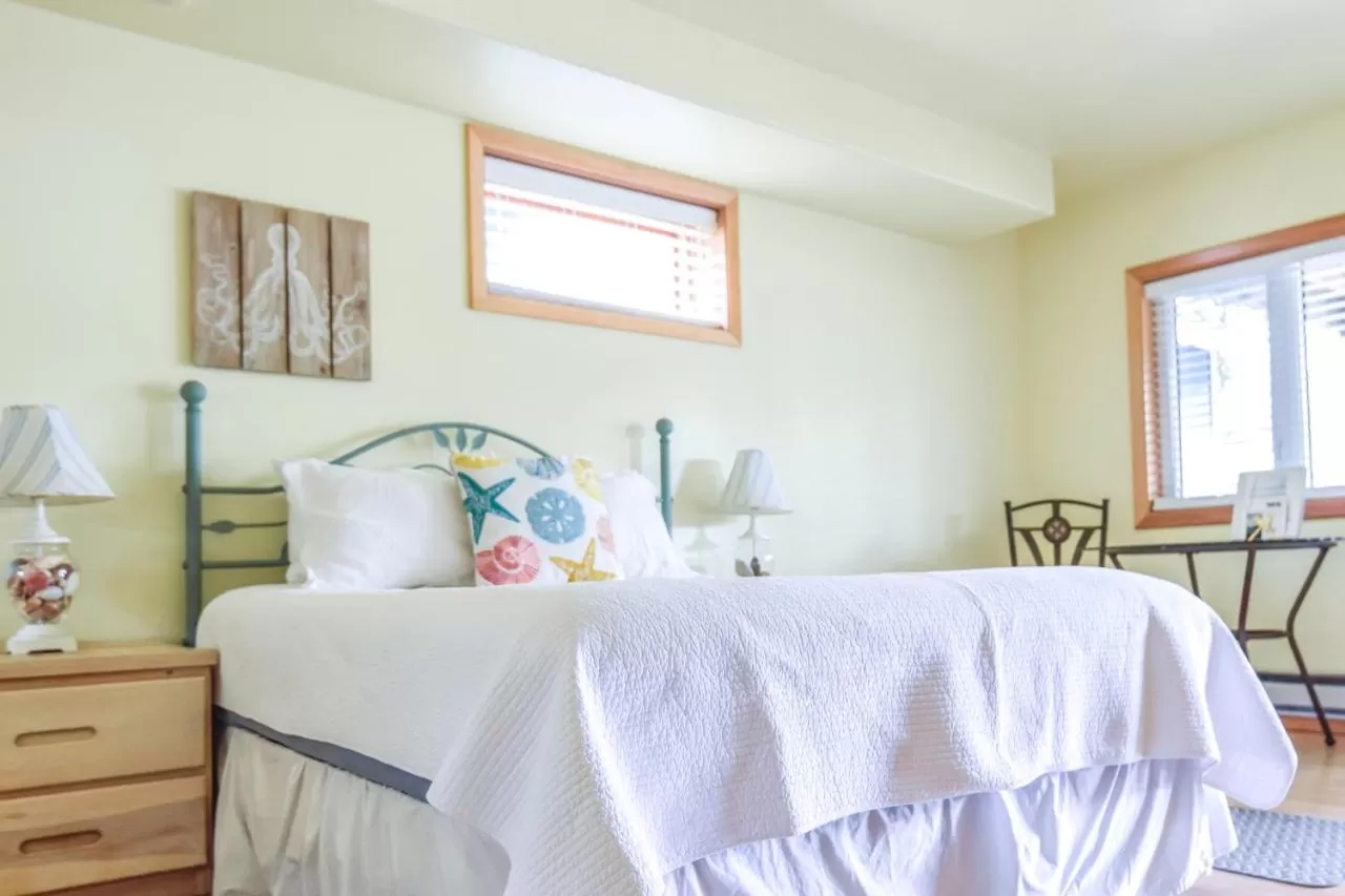 Bed in Sea Treasures Inn