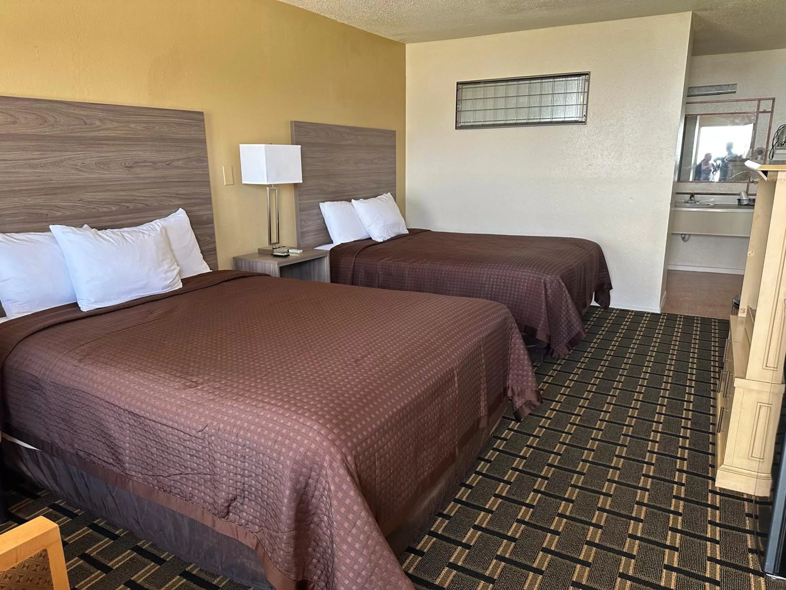 Photo of the whole room, Bed in Economy Inn