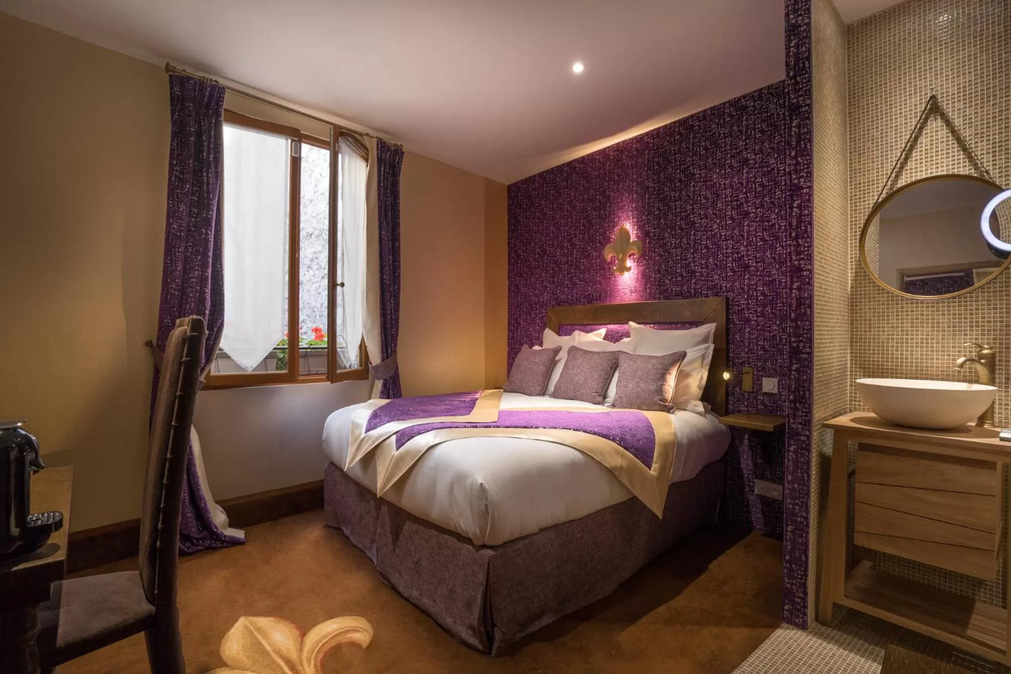 Photo of the whole room, Bed in Le Temple De Jeanne