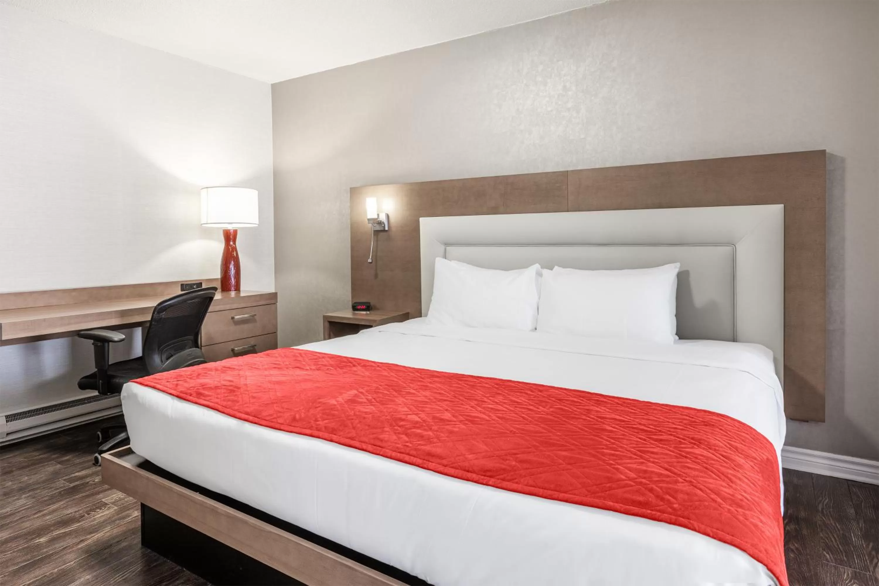 One Queen Bed with Kitchenette in Hotel Universel