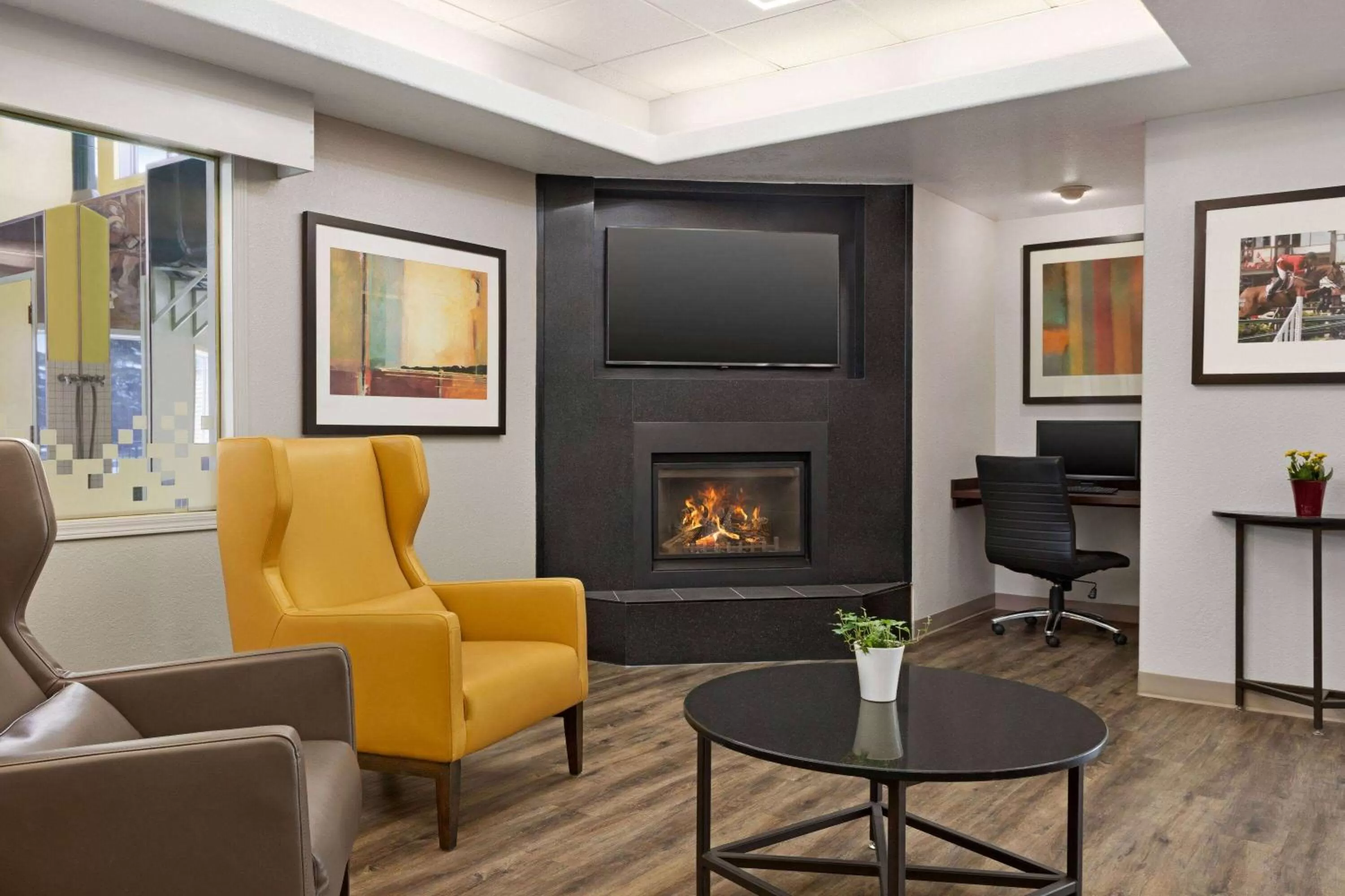 Lobby or reception in Super 8 by Wyndham Calgary Shawnessy Area