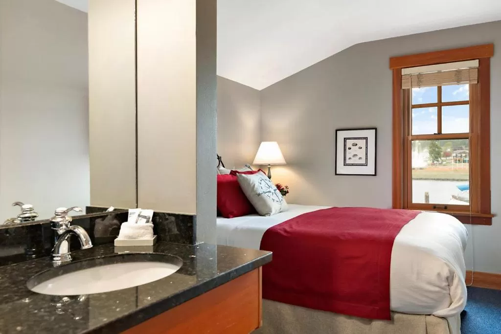 Bed in La Conner Channel Lodge