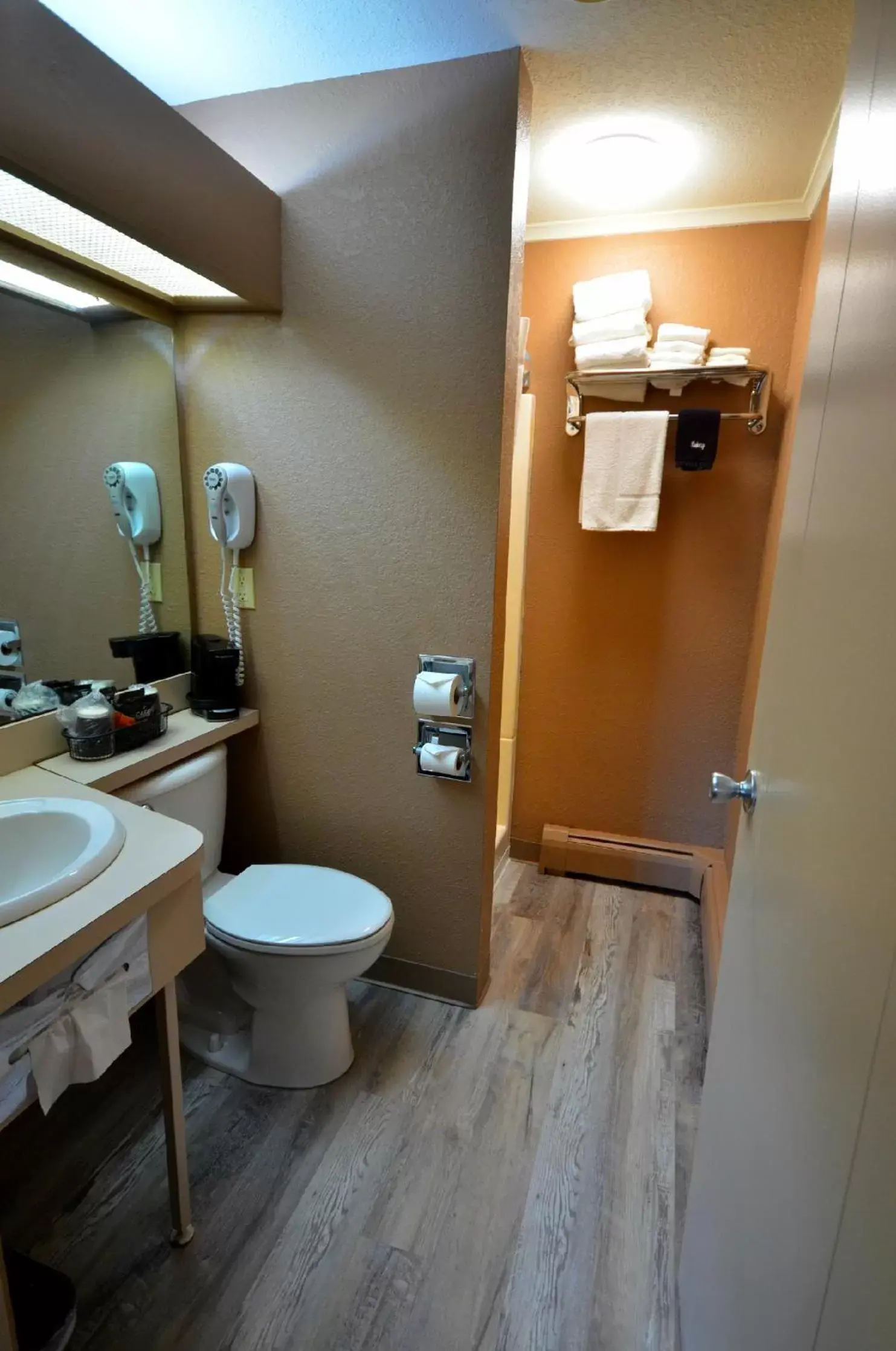 Standard Queen Room in Viking Arms Inn - Ludington Standard Queen Room in Viking Arms Inn - Ludington