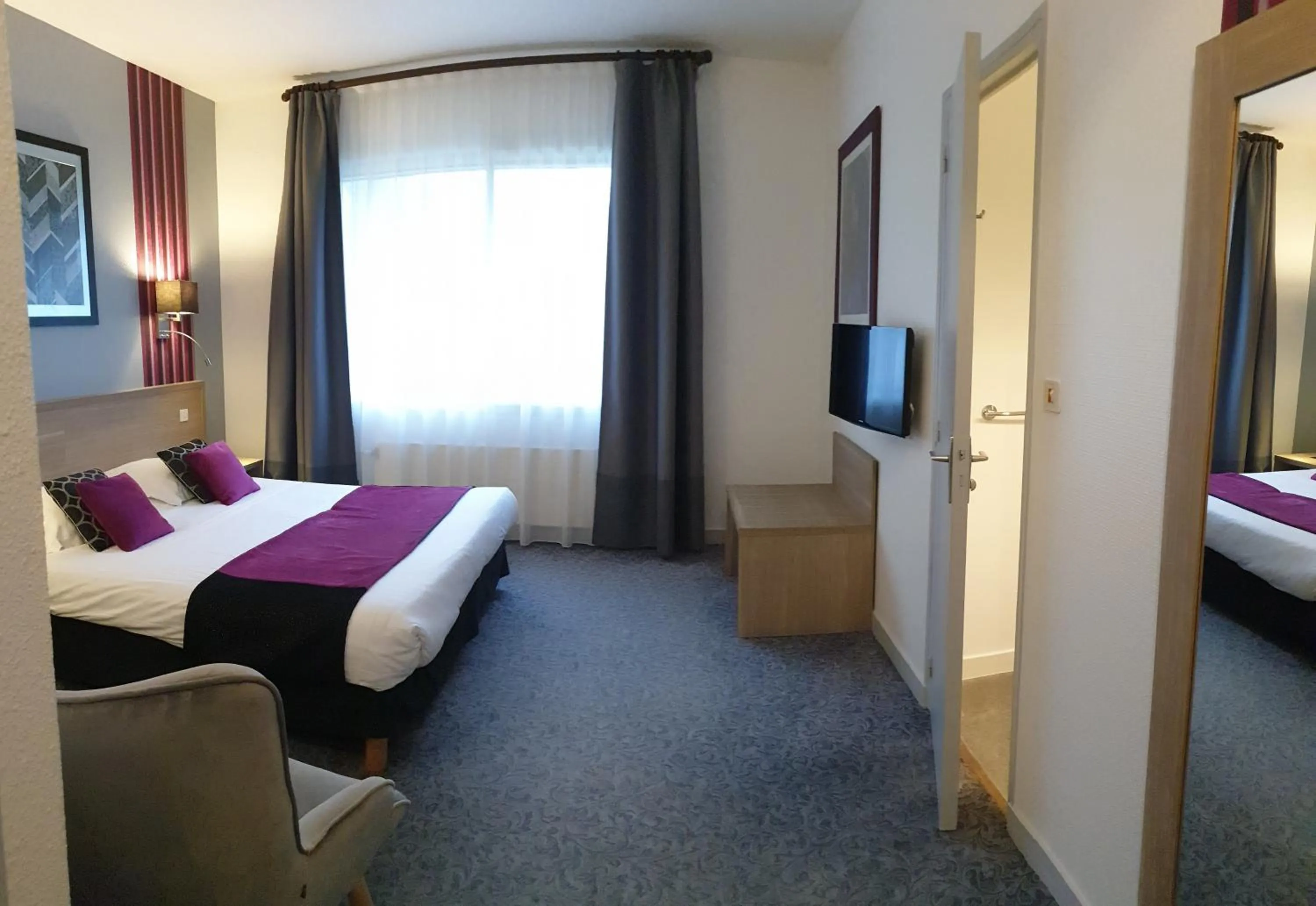 Photo of the whole room, Bed in Hôtel Le Rohan Charme et Caractère