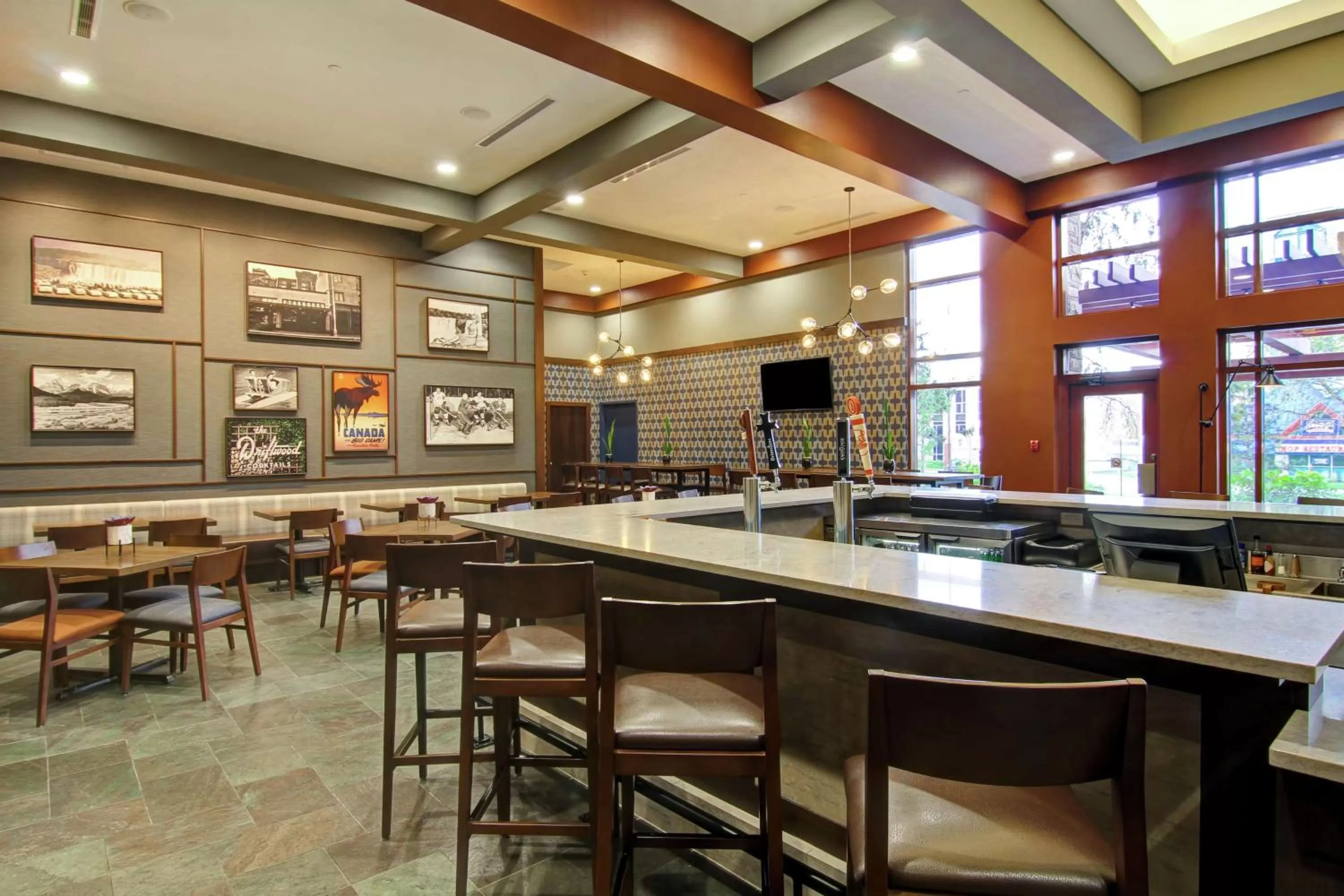 Lounge or bar in DoubleTree Fallsview Resort & Spa by Hilton - Niagara Falls