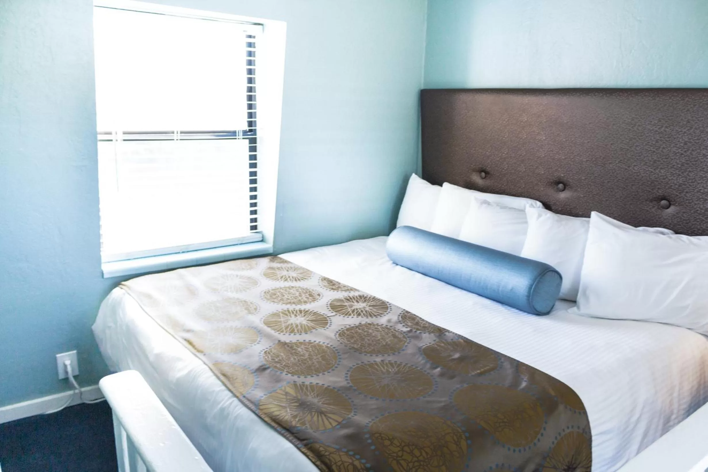 Bed in Ocean Echo Inn & Beach Cottages