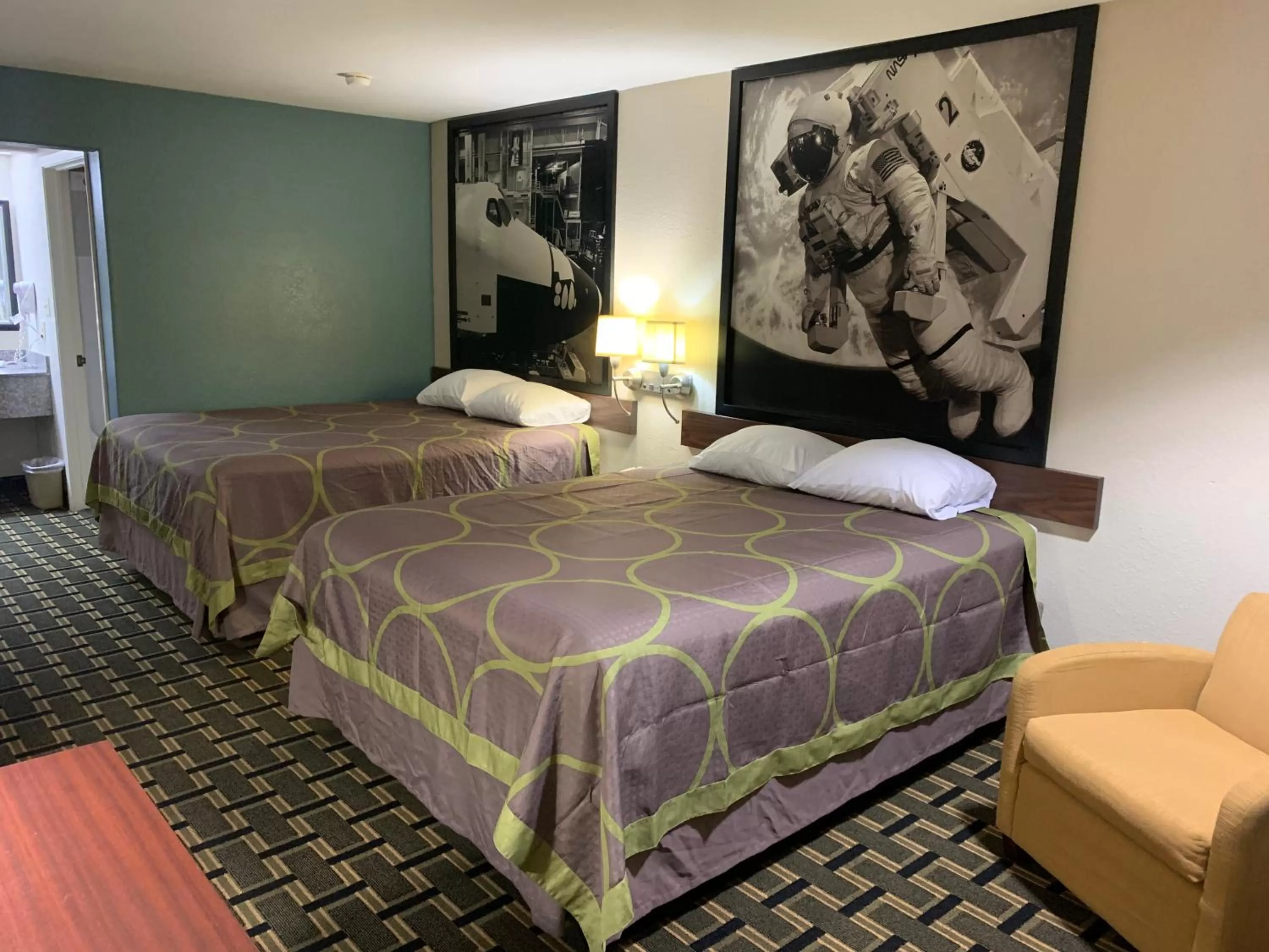 Photo of the whole room, Bed in Super 8 by Wyndham Baytown I-10