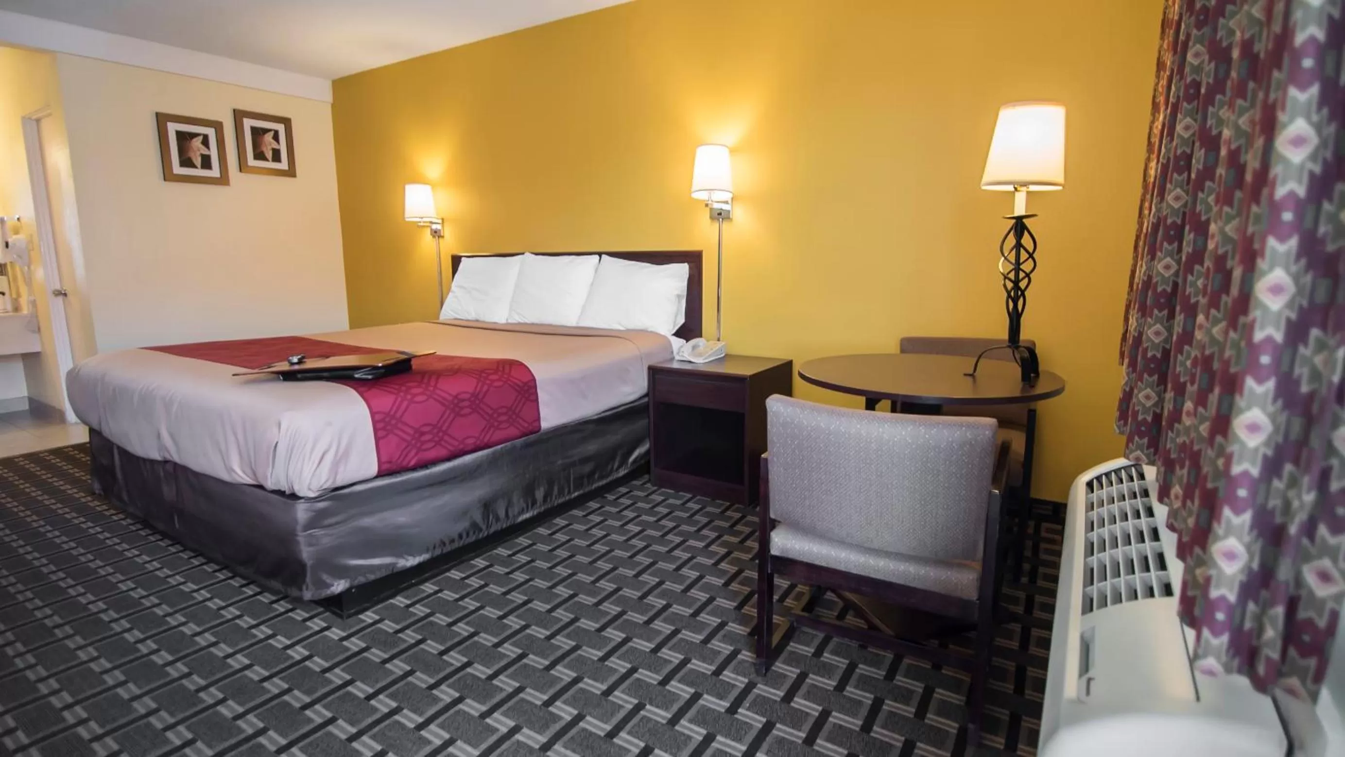 Standard King Room - Smoking in Econo Lodge Downtown Albuquerque