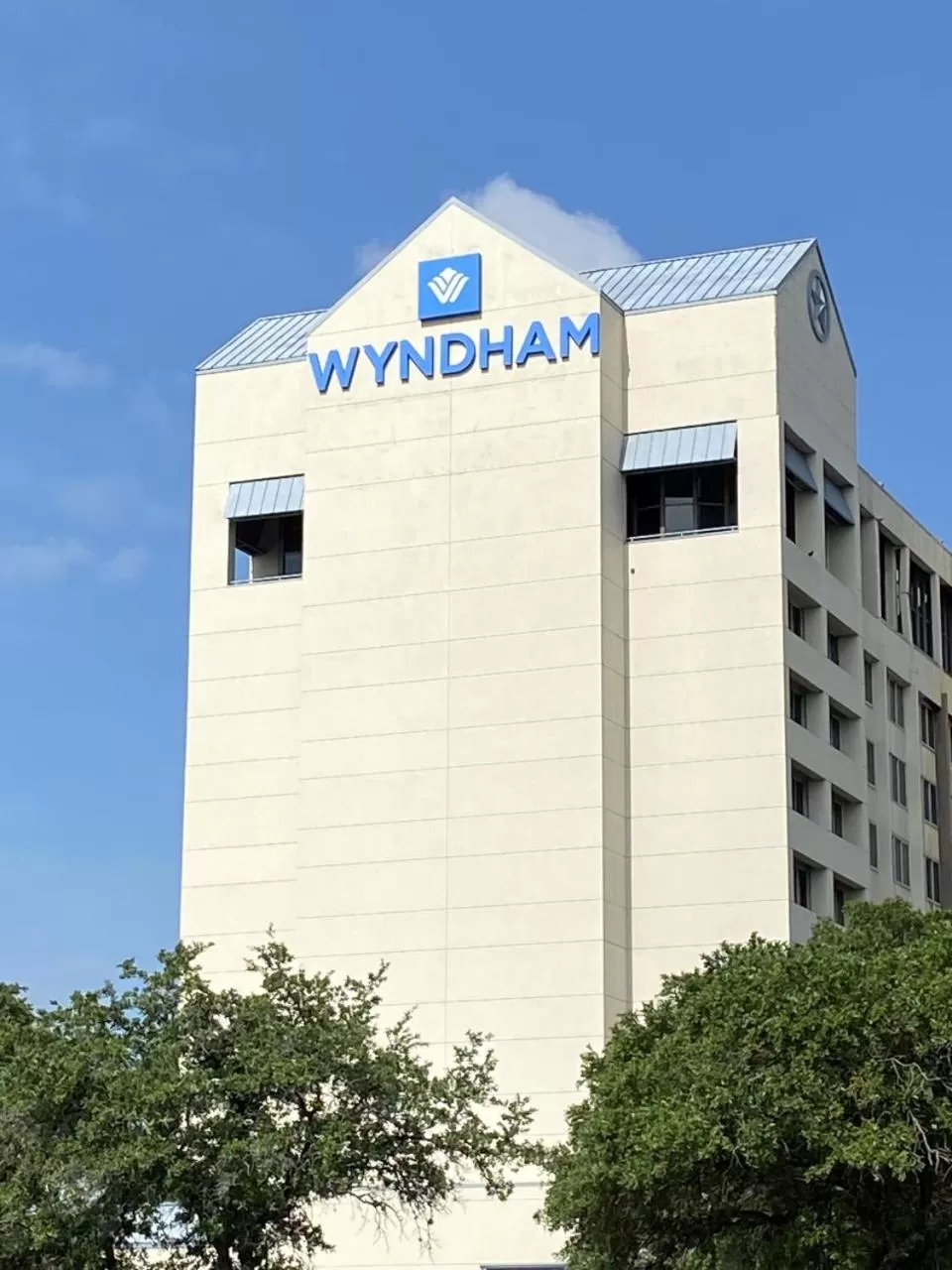 Property building in Wyndham Houston near NRG Park - Medical Center