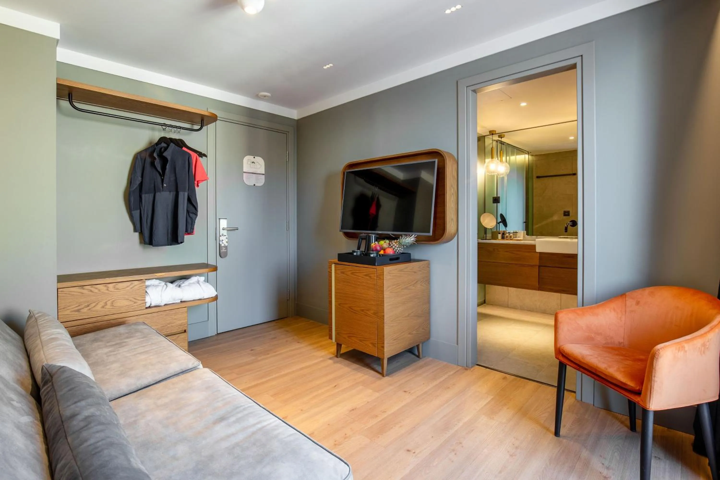 Bedroom, TV/Entertainment Center in Blend Hotel
