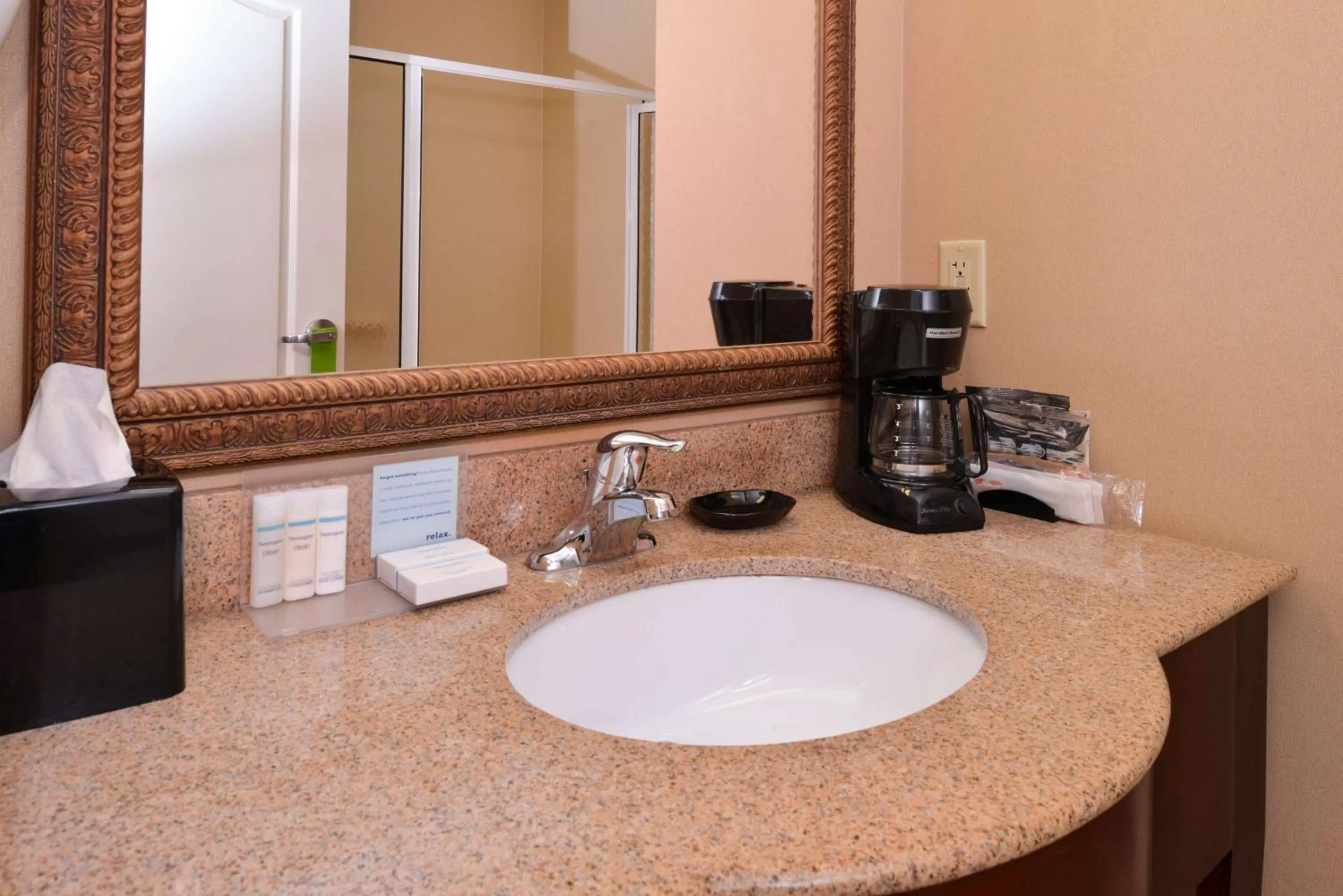 Bathroom in Hampton Inn by Hilton Litchfield