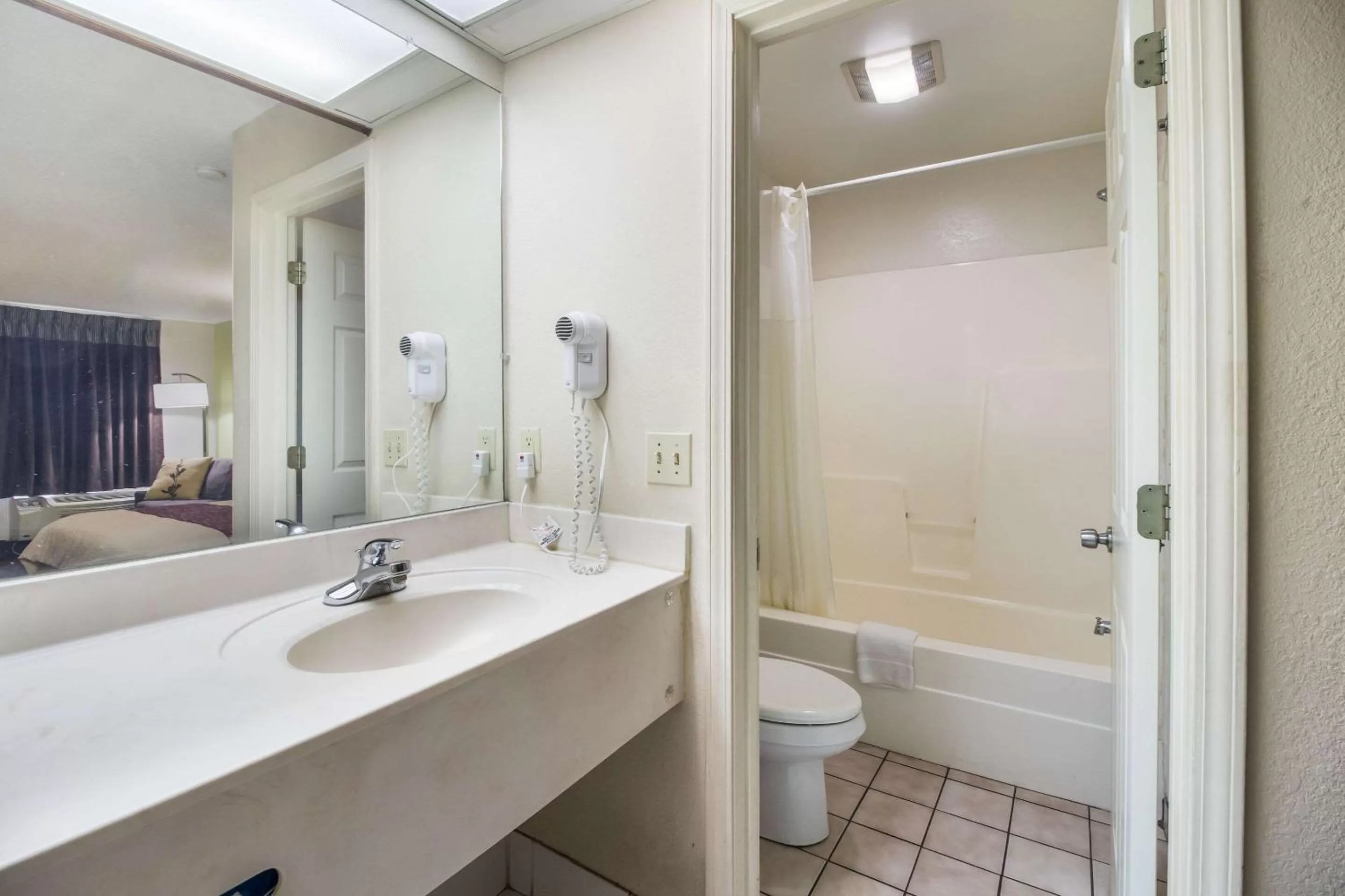 Bathroom in Rodeway Inn Bolivar