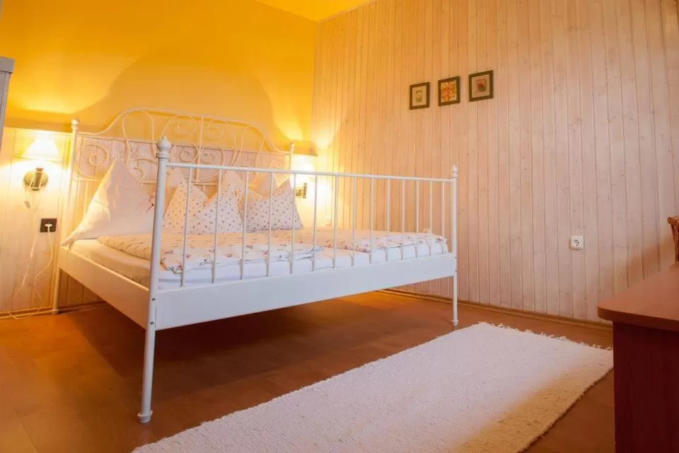 Bed in Huber Panzió