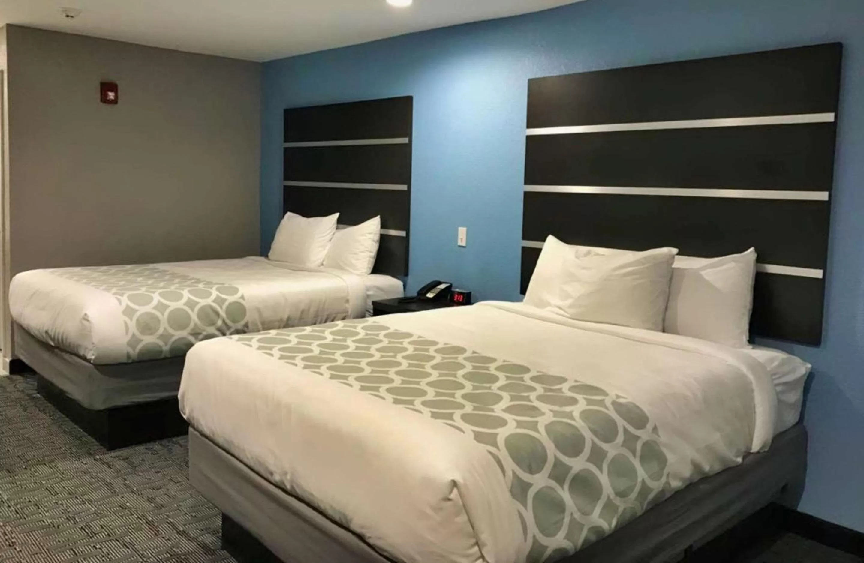 Bedroom, Bed in Rodeway Inn Calhoun South