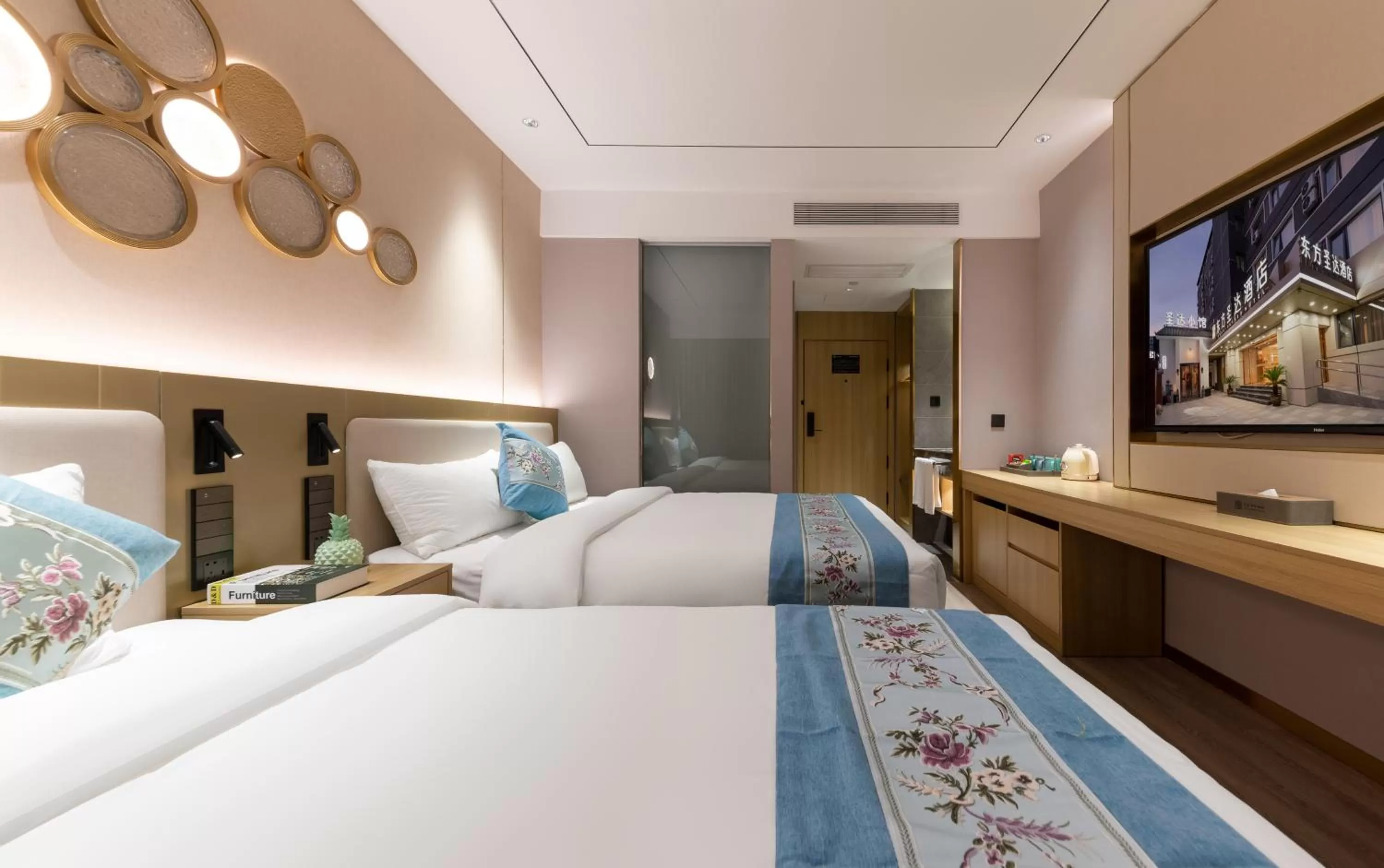 Bed in East Sacred Hotel-Beijing Tiananmen Square,the Forbidden City,Wangfujing Street