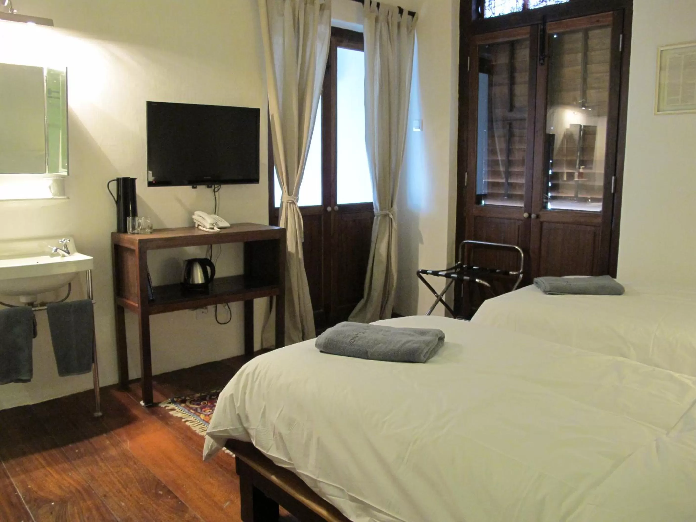 Decorative detail, Bed in Ren I Tang Heritage Inn