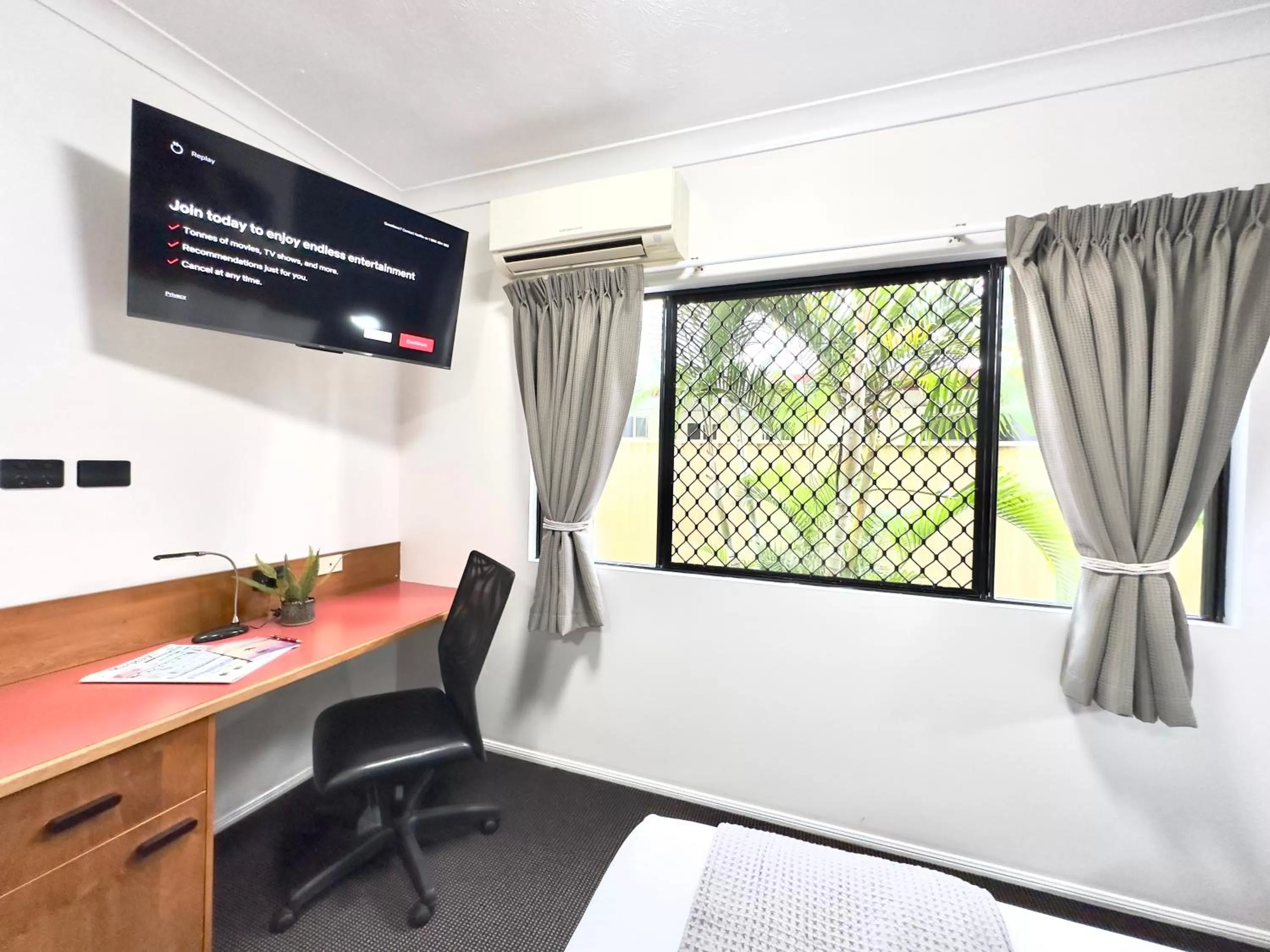 TV and multimedia, Bed in Mackay Resort Motel