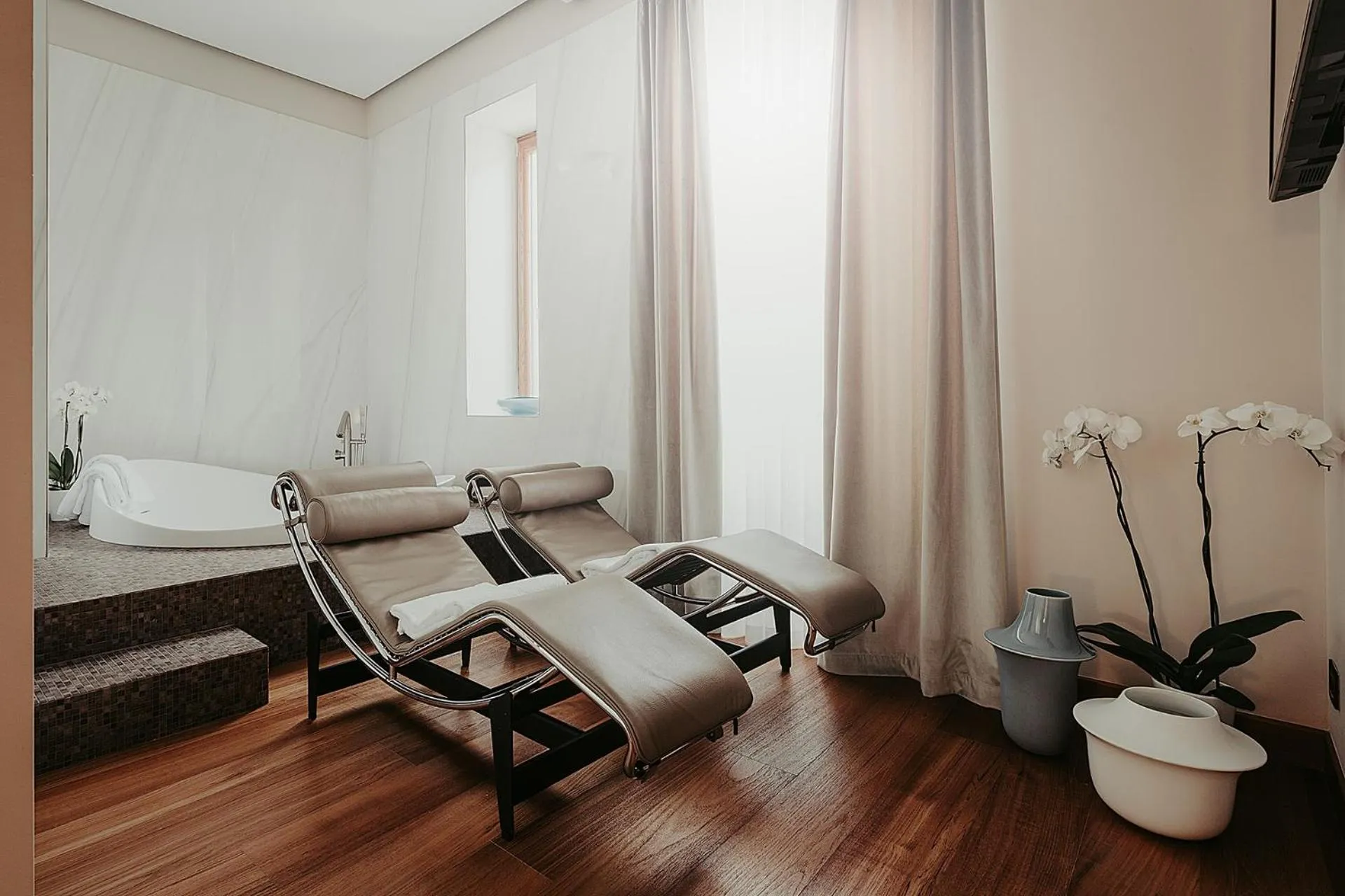 Shower in Bacã Suites, Restaurant & Bar