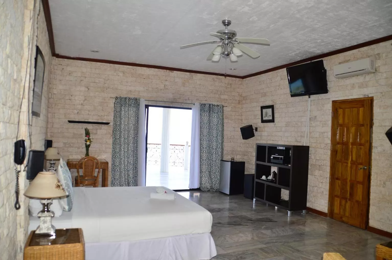 Photo of the whole room, Bed in Eden Resort