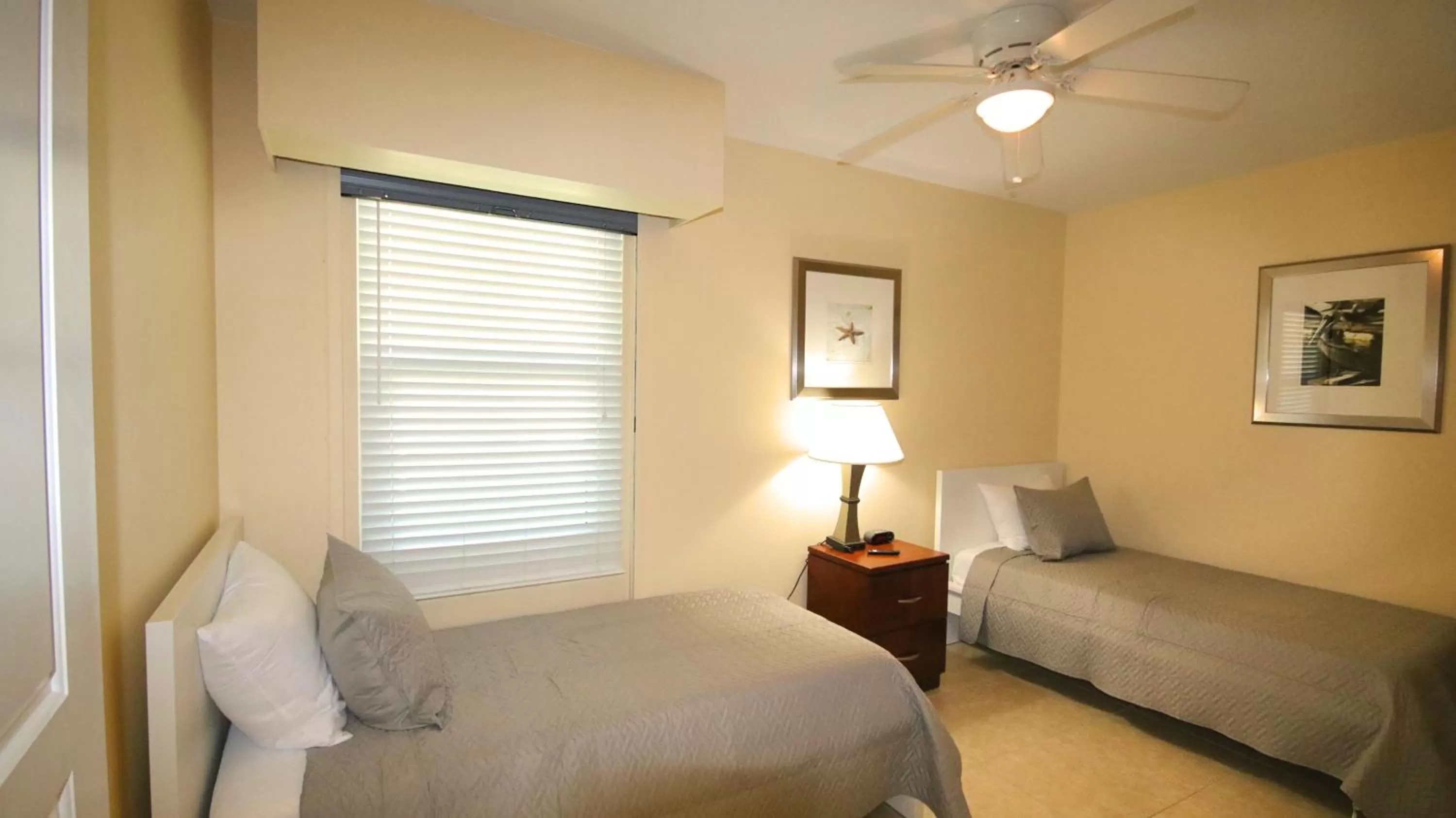 Bed in John's Pass Hotel - Fully Remote Check In