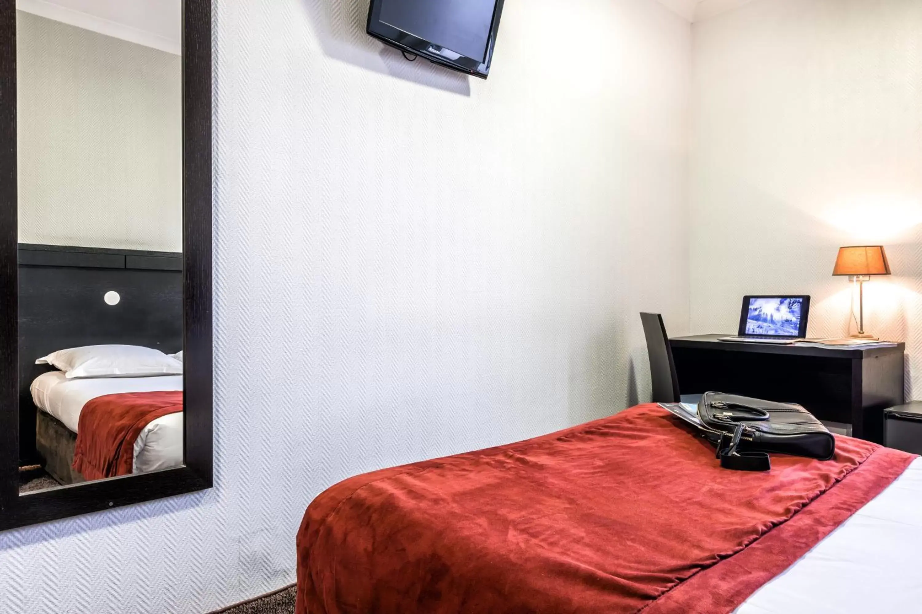 Single Room in Hotel De Suède Single Room in Hotel De Suède