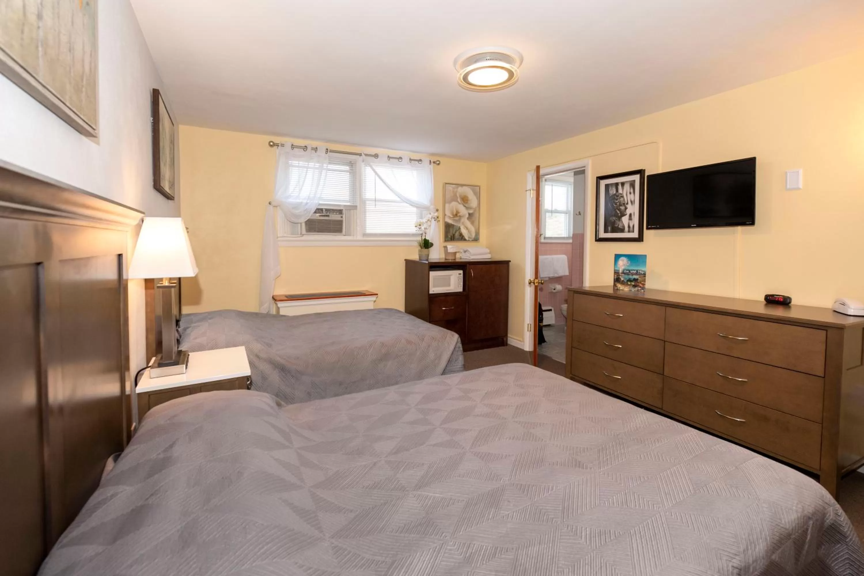 Photo of the whole room, Bed in Simmons Motel and Suites