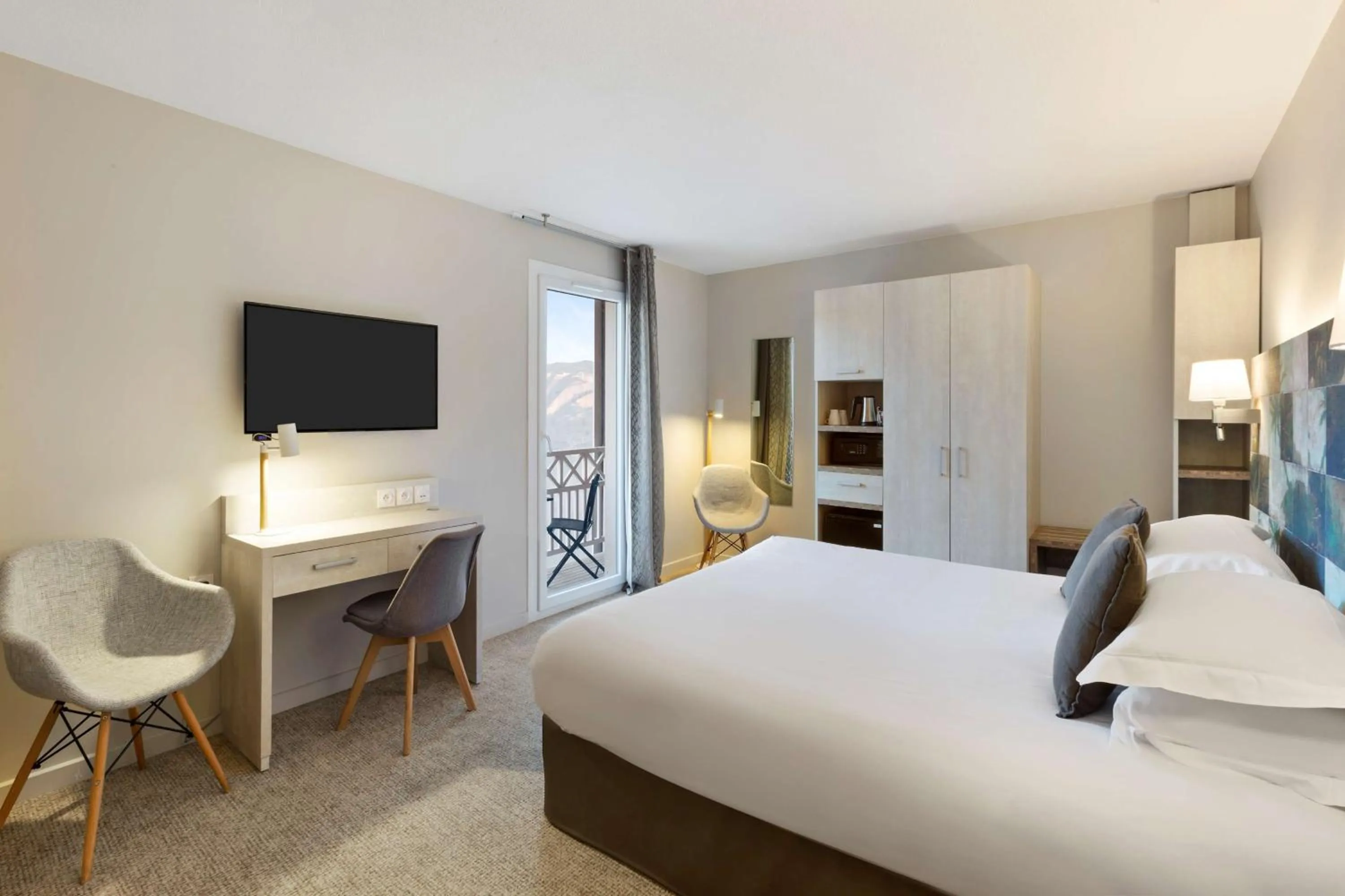 Coffee/tea facilities, Bed in Best Western Plus Hyères Côte D'Azur