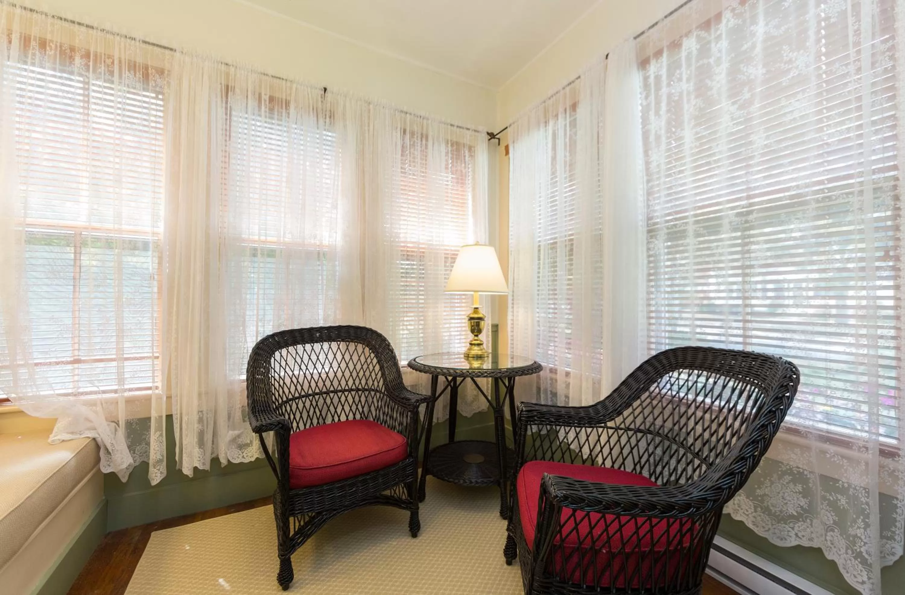 Bed in The Elmhurst Inn