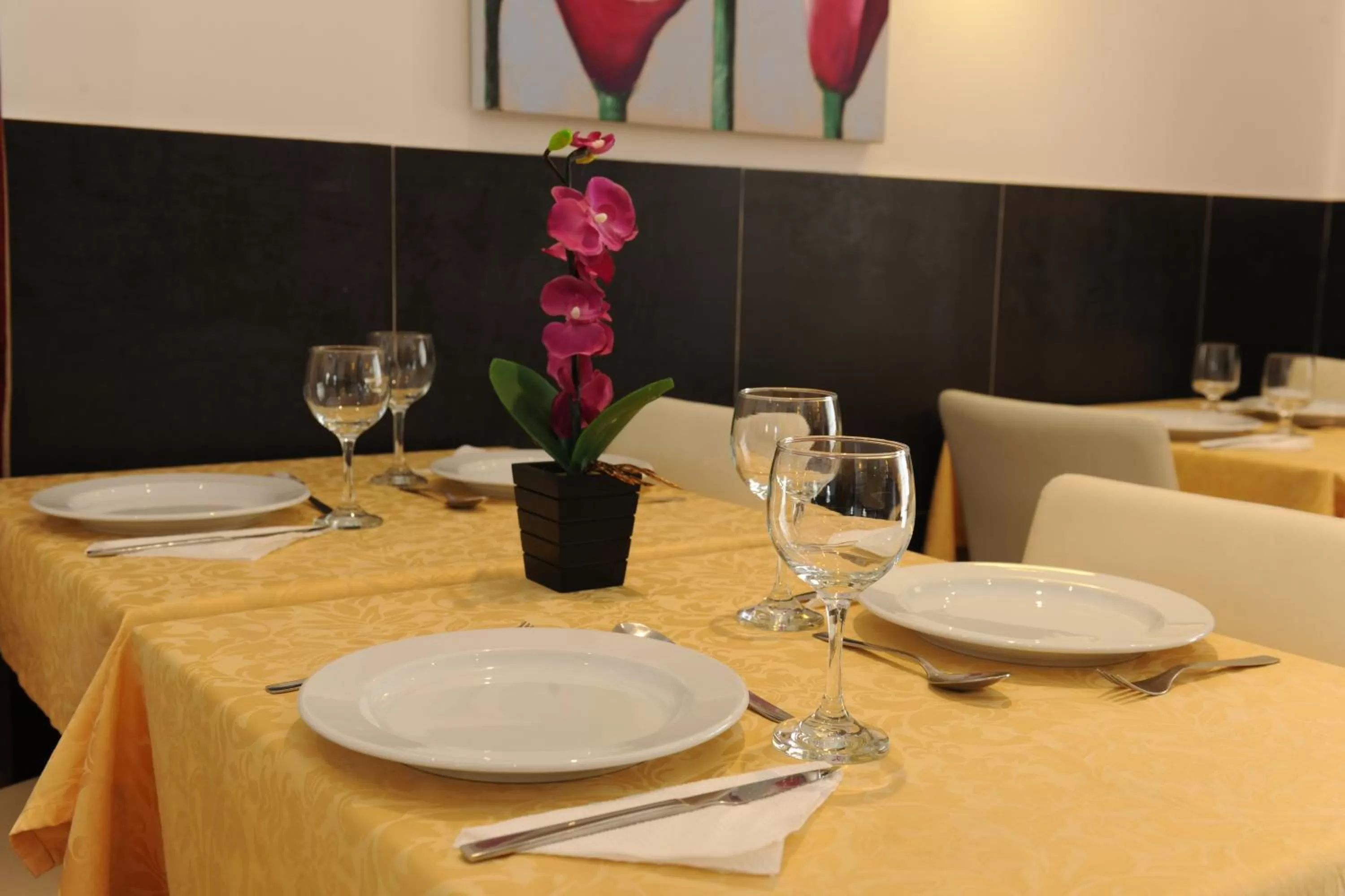 Restaurant/places to eat in Inn Luanda
