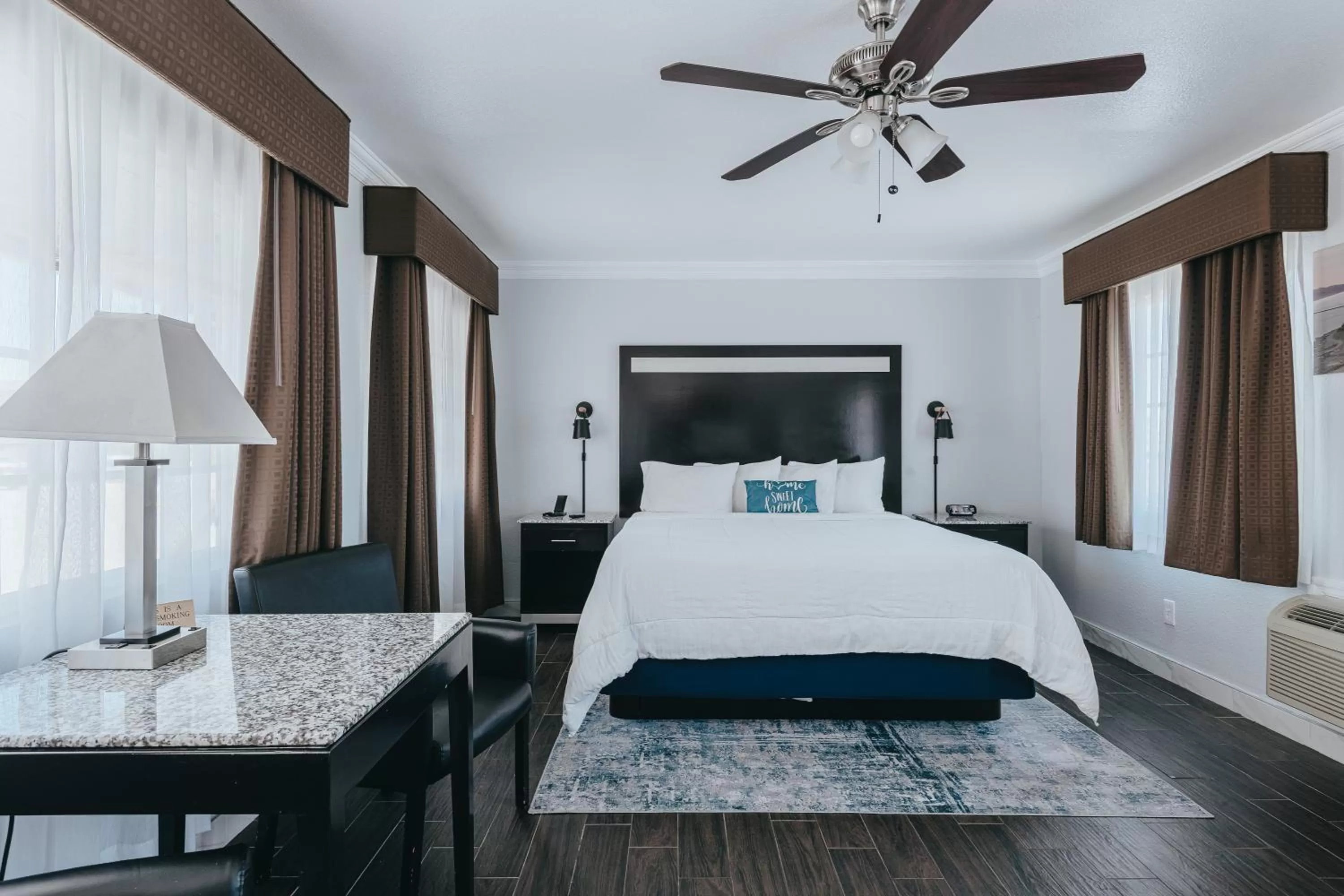 Bed in Sea Air Inn & Suites - Downtown - Restaurant Row