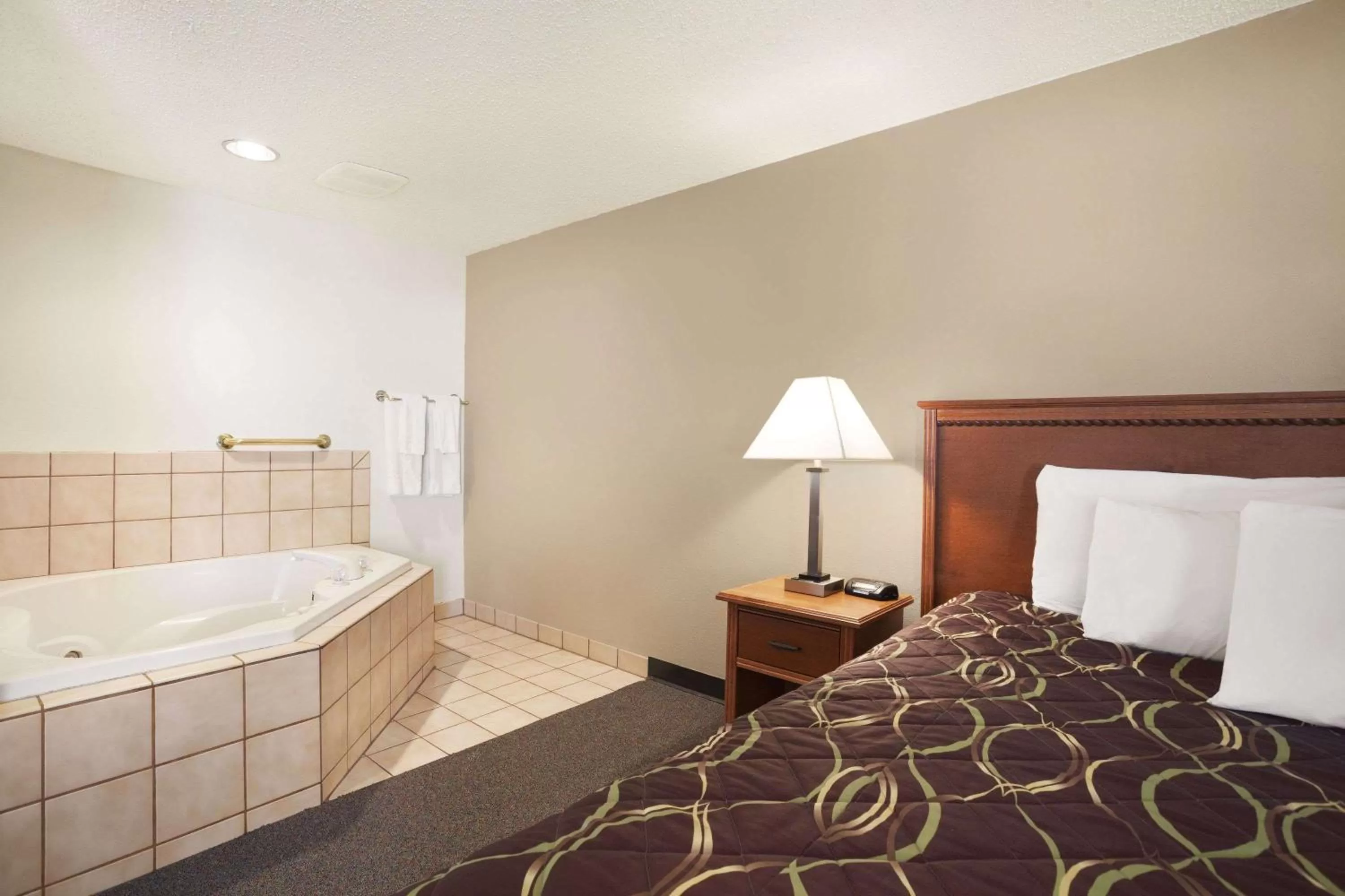 Hot Tub, Bed in Super 8 by Wyndham Williston ND