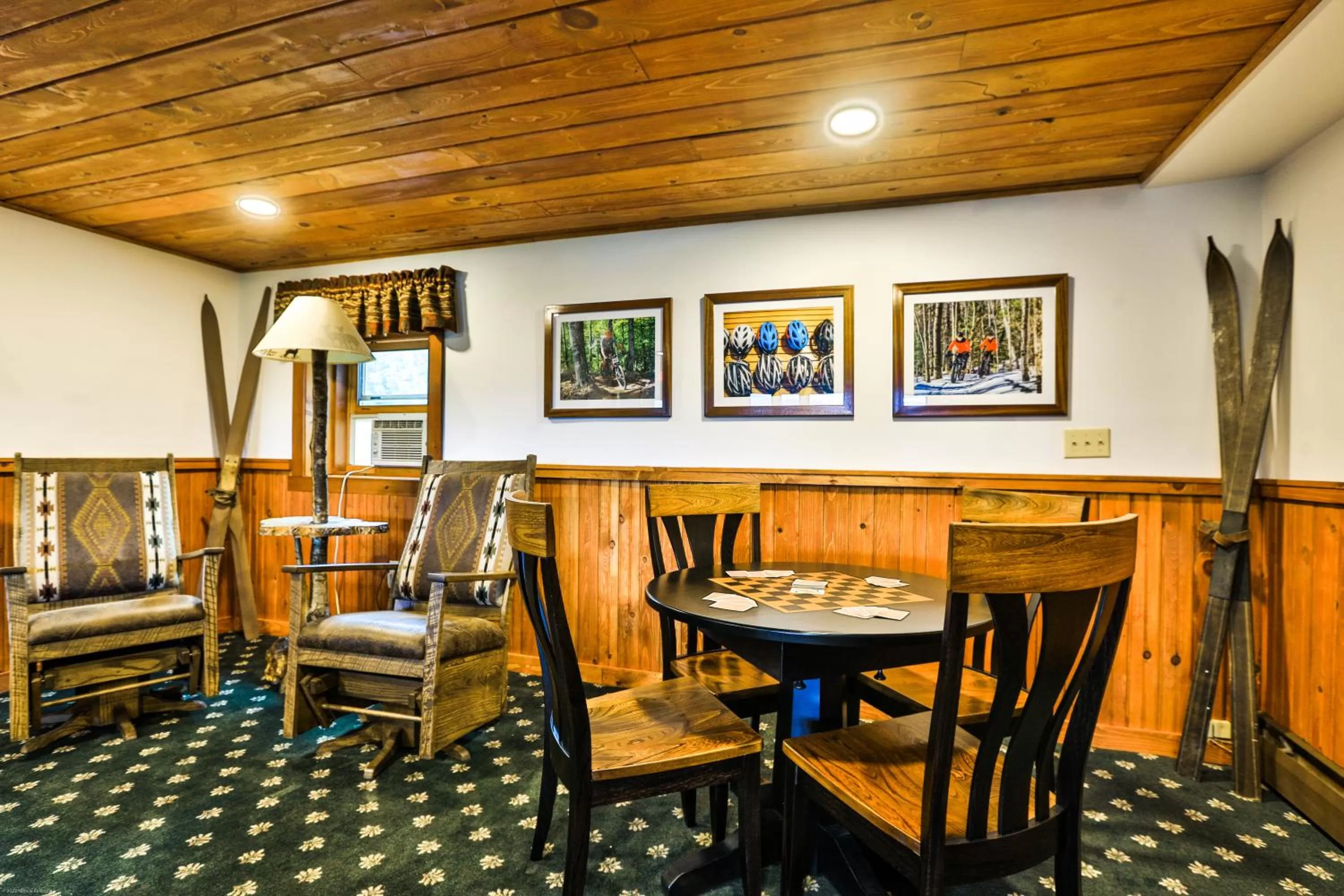 Lounge or bar in Garnet Hill Lodge