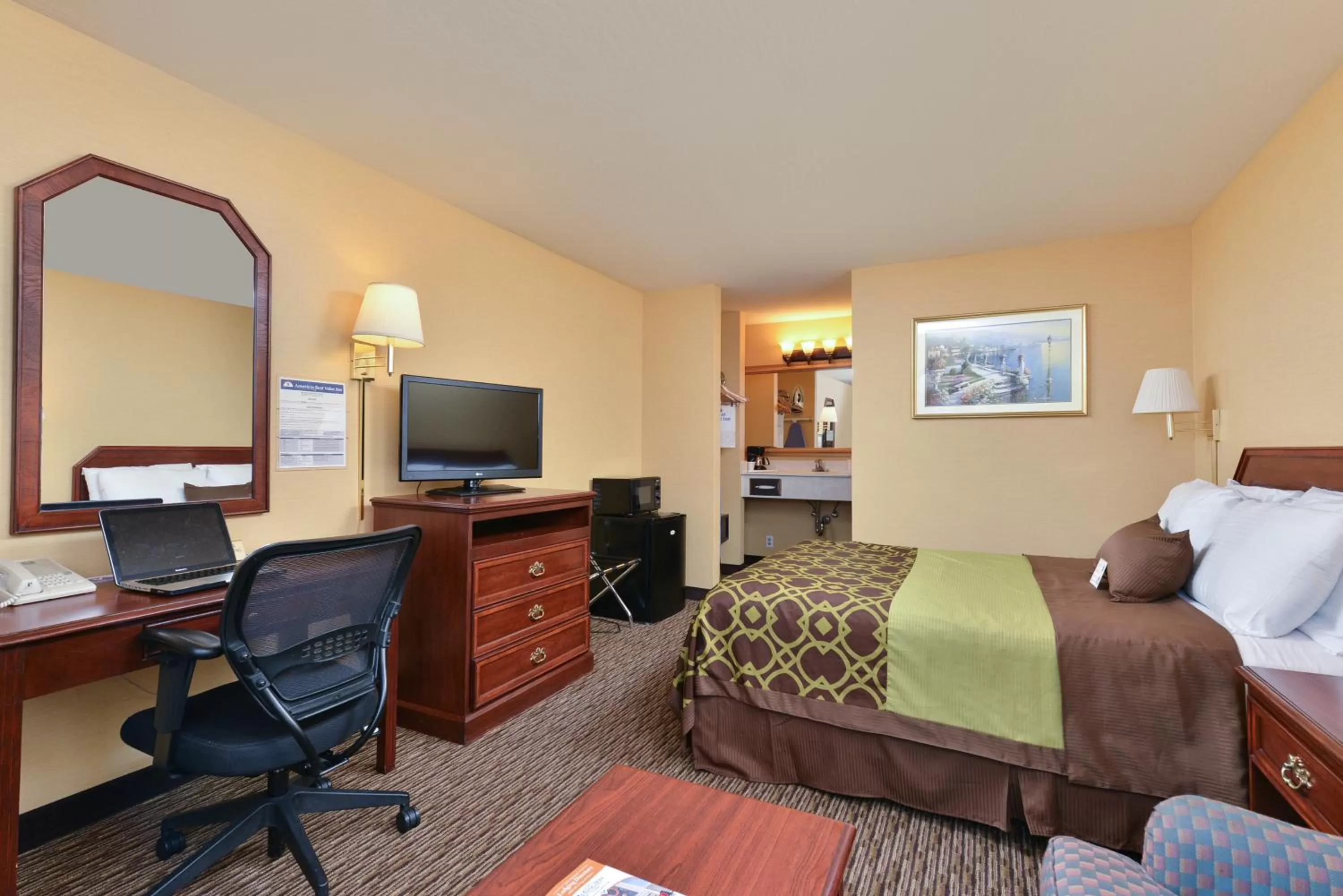 Photo of the whole room, Bed in Americas Best Value Inn San Jose Convention Center