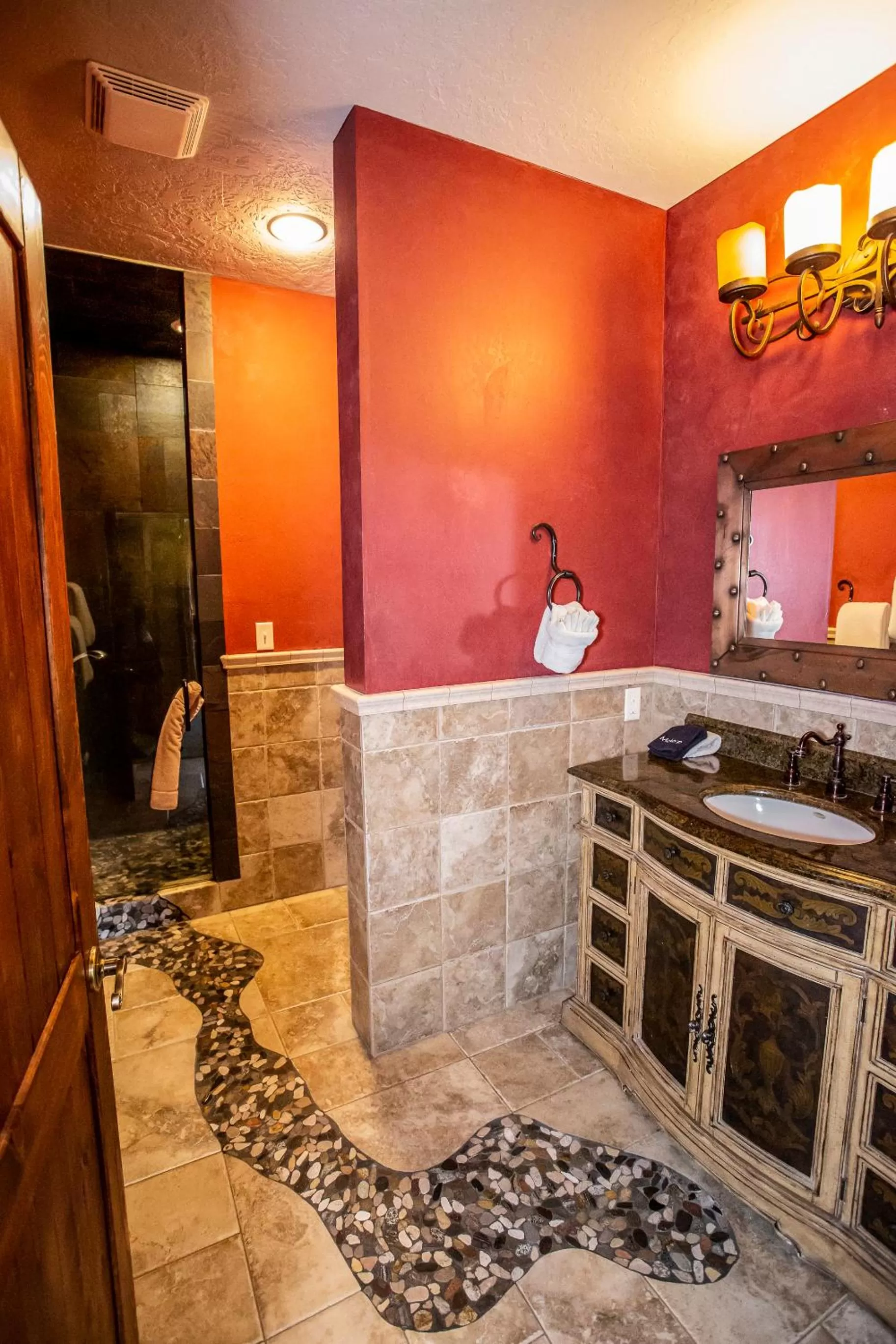 Main St Loft Overlooking Train Yard - Lofts Sterling & Sage - Toltec