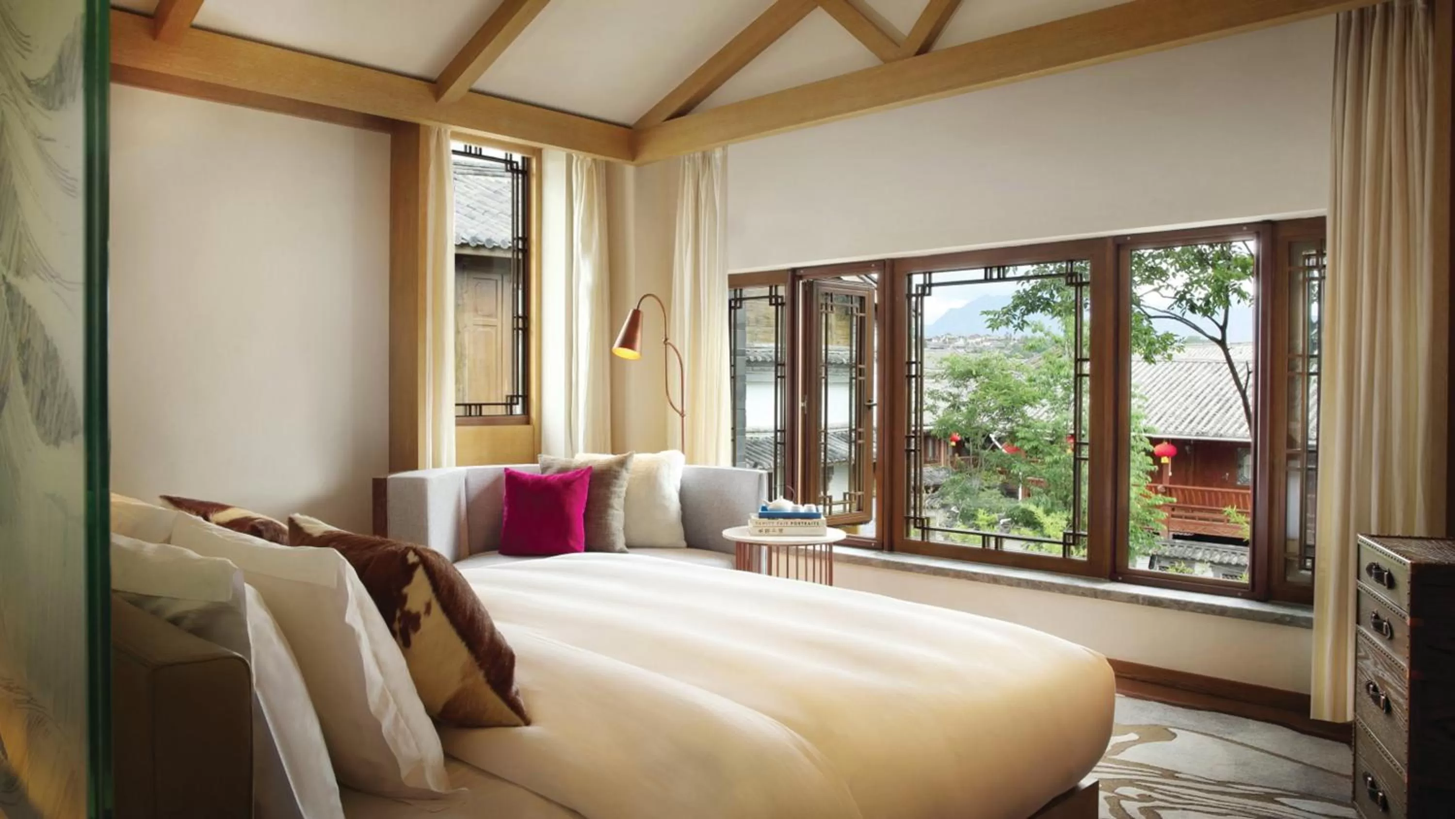 Photo of the whole room, Bed in Hotel Indigo Lijiang Ancient Town by IHG
